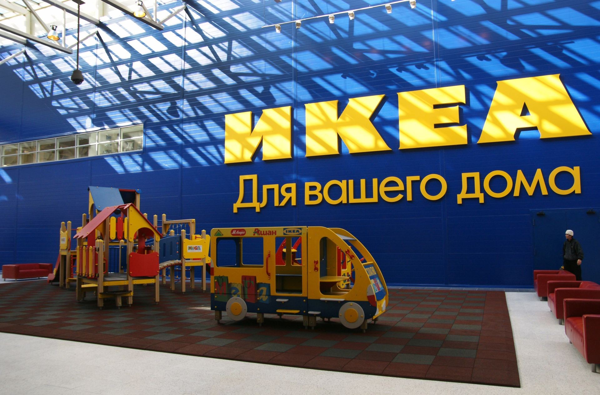 Центральный офис компании IKEA работает, несмотря на обыски