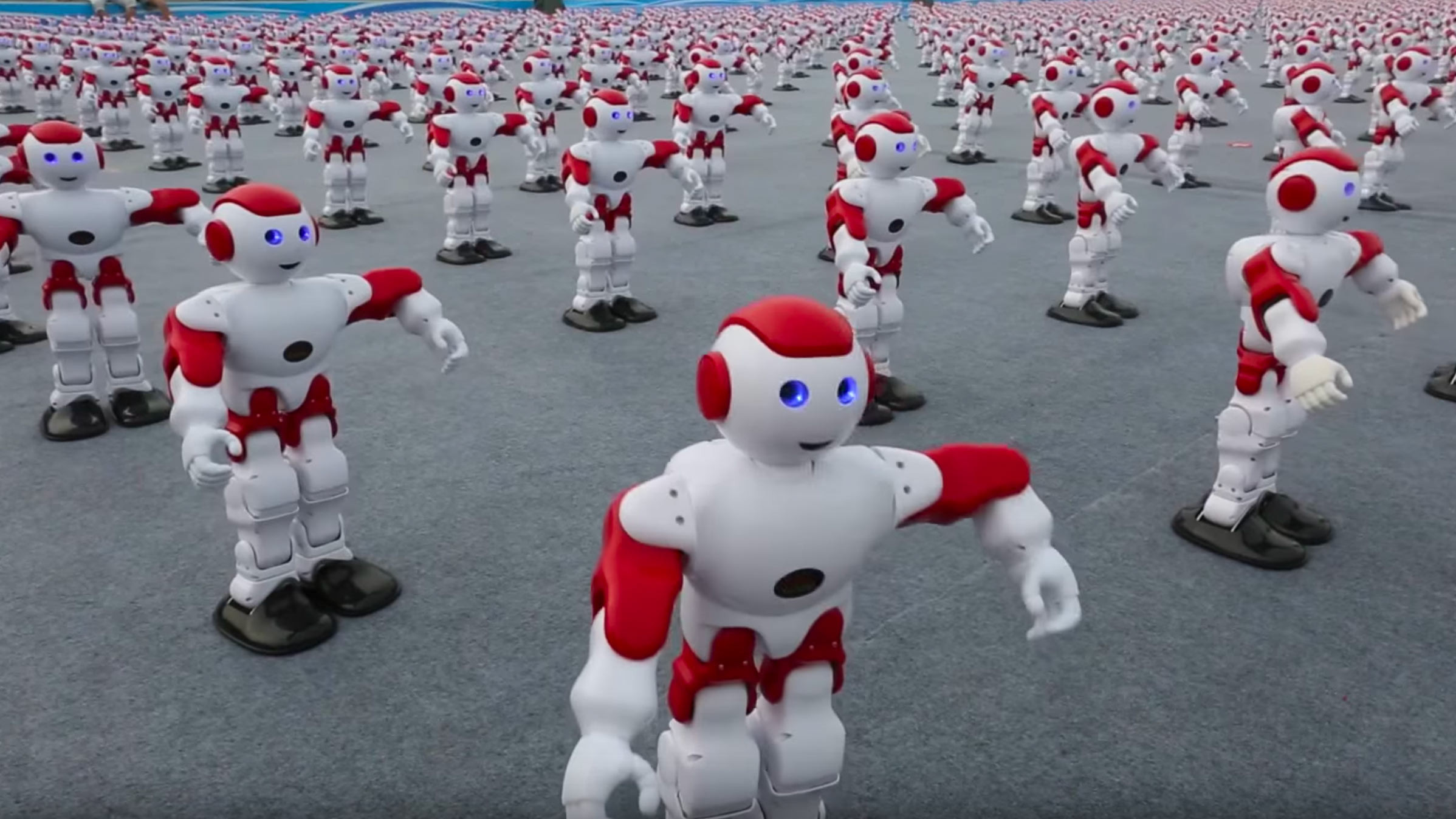 Кадр видео&nbsp;youtube.com/Most robots dancing simultaneously - Guinness World Records. Скриншот &copy; L!FE