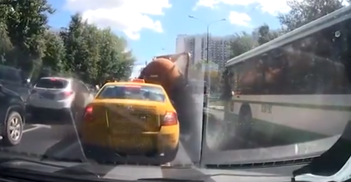 Взрыв автоцистерны с фекалиями в Москве попал на видео