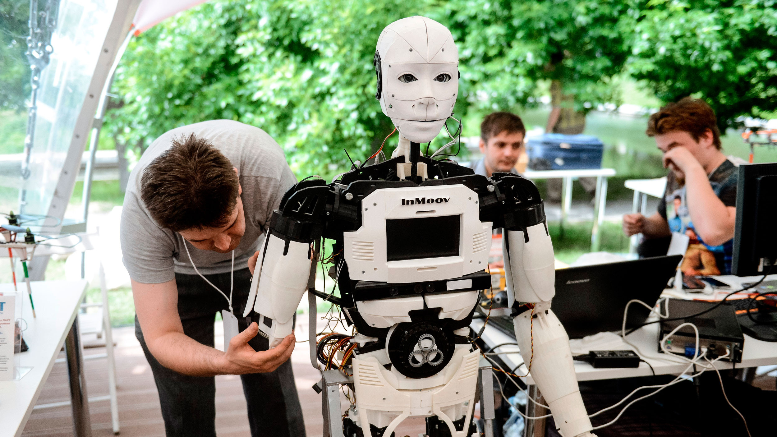 Робот искусственный интеллект говорящий. Робототехник профессия. Роботы для развлечения. Робот с искусственным интеллектом. Инженер робототехник.