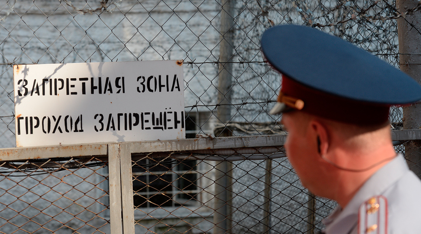 Заключённому петербургской колонии подбросили телефоны в пластиковой бутылке