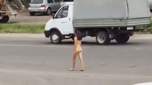голые девочки гуляют на улице видео