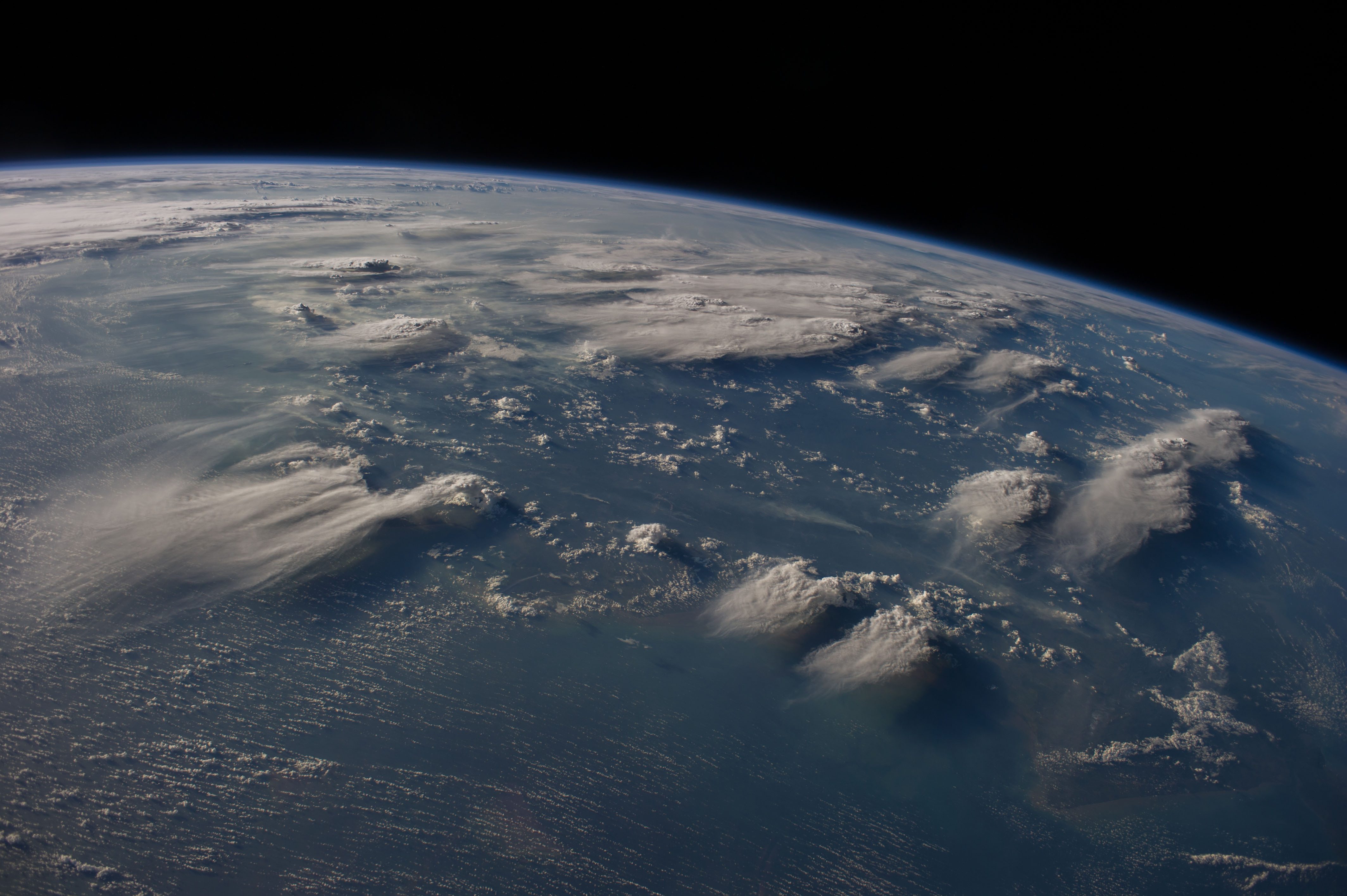 Как появились небо и земля. Космос стратосфера атмосфера. Вид земли из космоса. О земле и космосе. Атмосфера планеты земля.