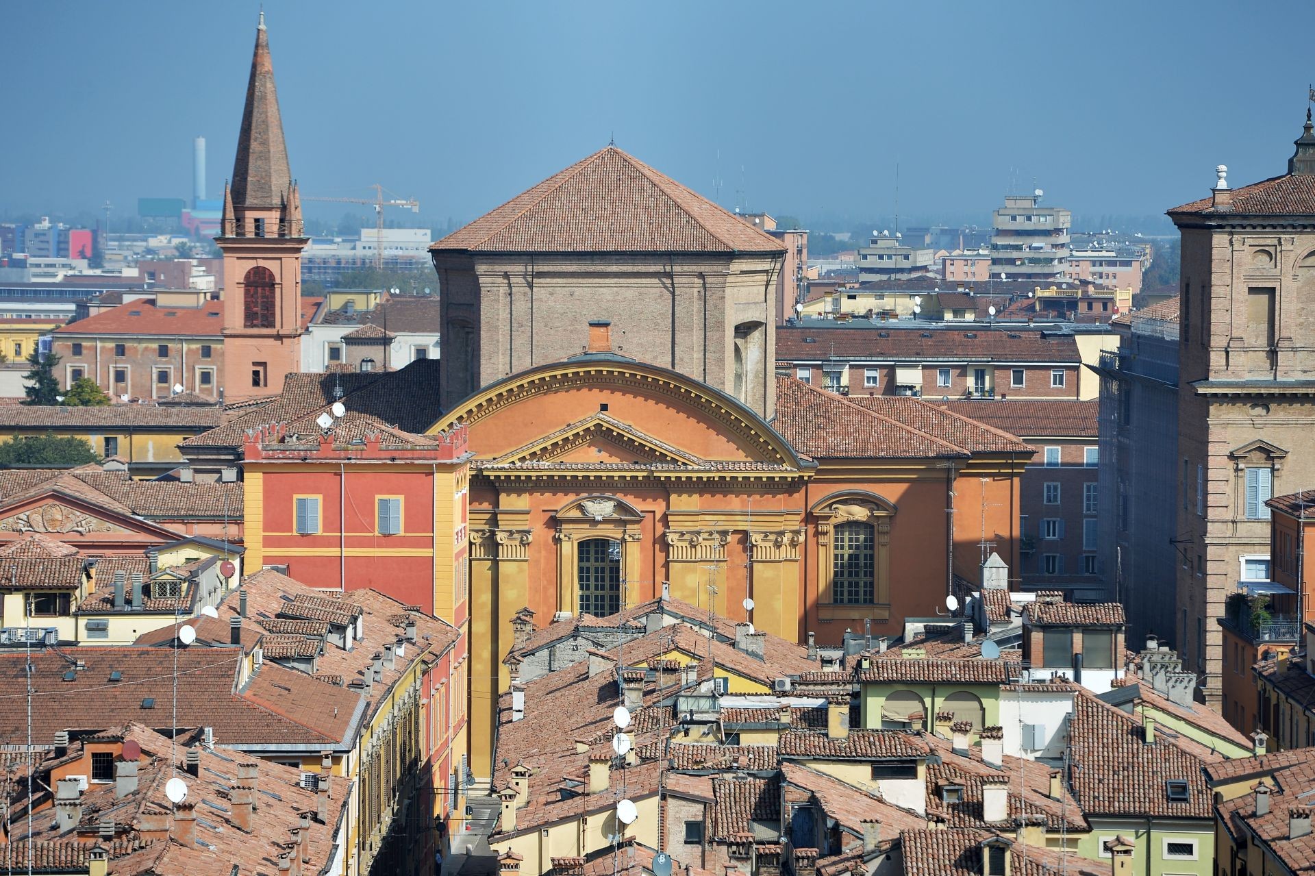 Modena italy. Модена. Церковь Святого Доминика в Модене. Модена город Италия вид сверху. Модена фото города.