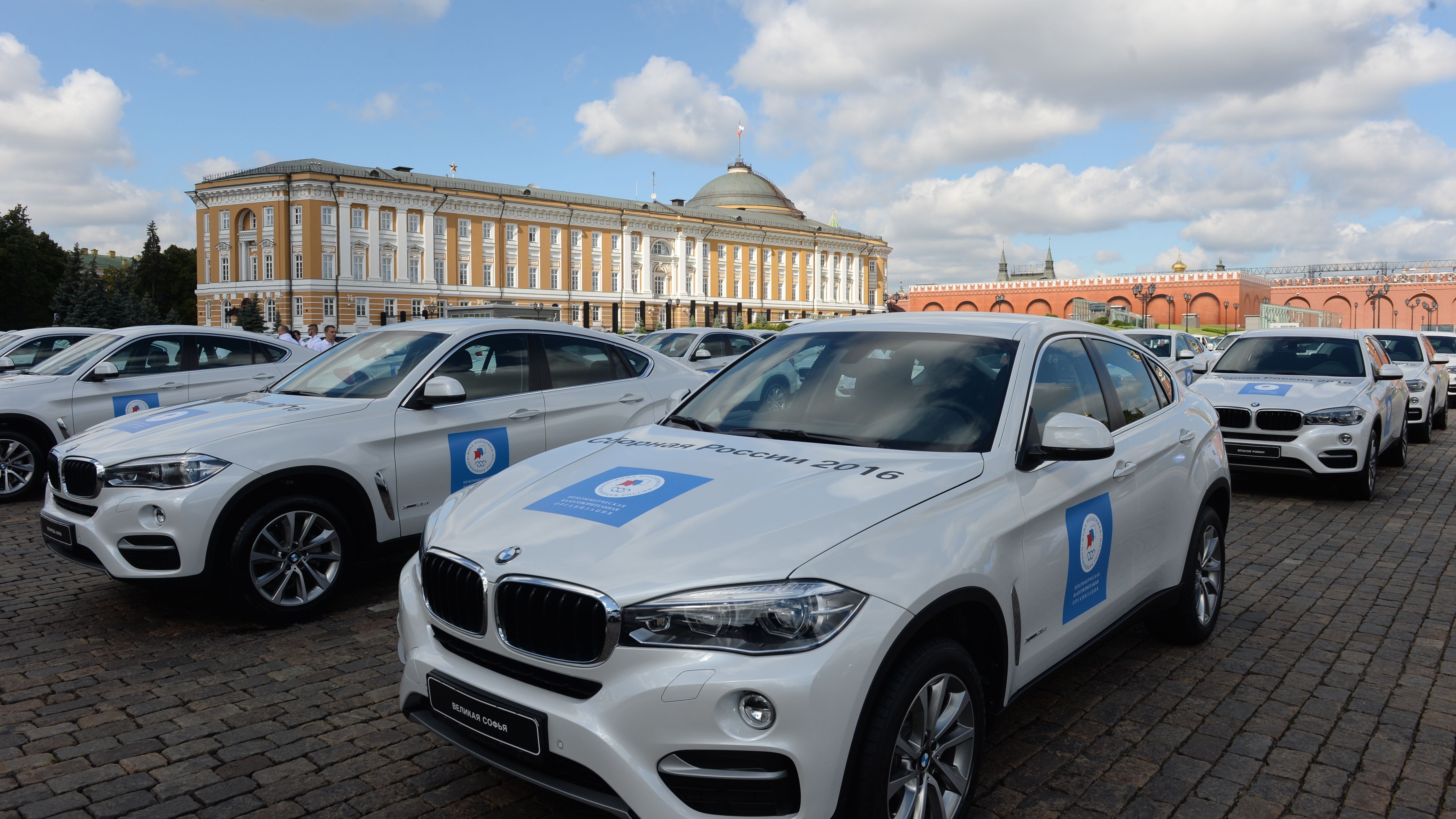 Автомобили для вручения олимпийцам концерн BMW продал со скидкой