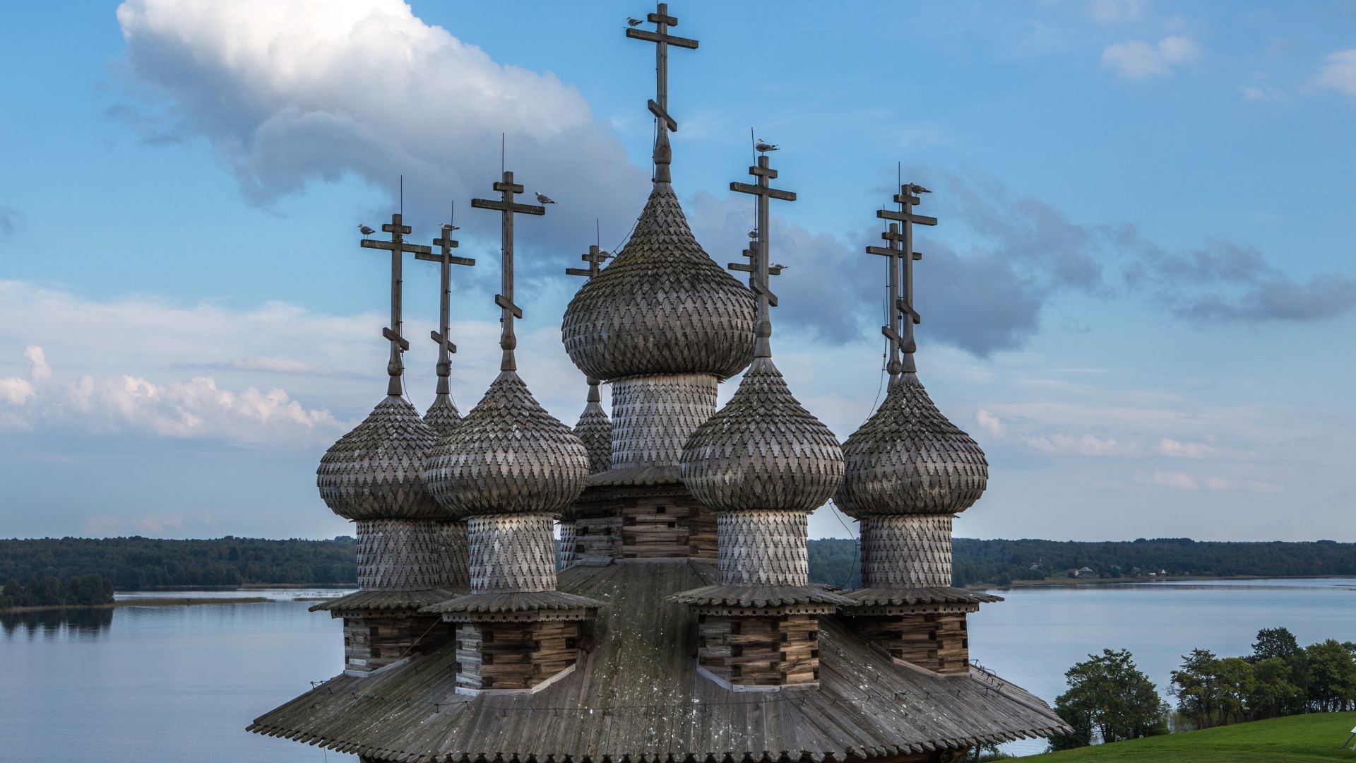 Кижи церковь покрова. Троицкая Церковь на острове Кижи. Деревянное зодчество русского севера. Деревянные церкви русского севера. Небеса купол Карелия.