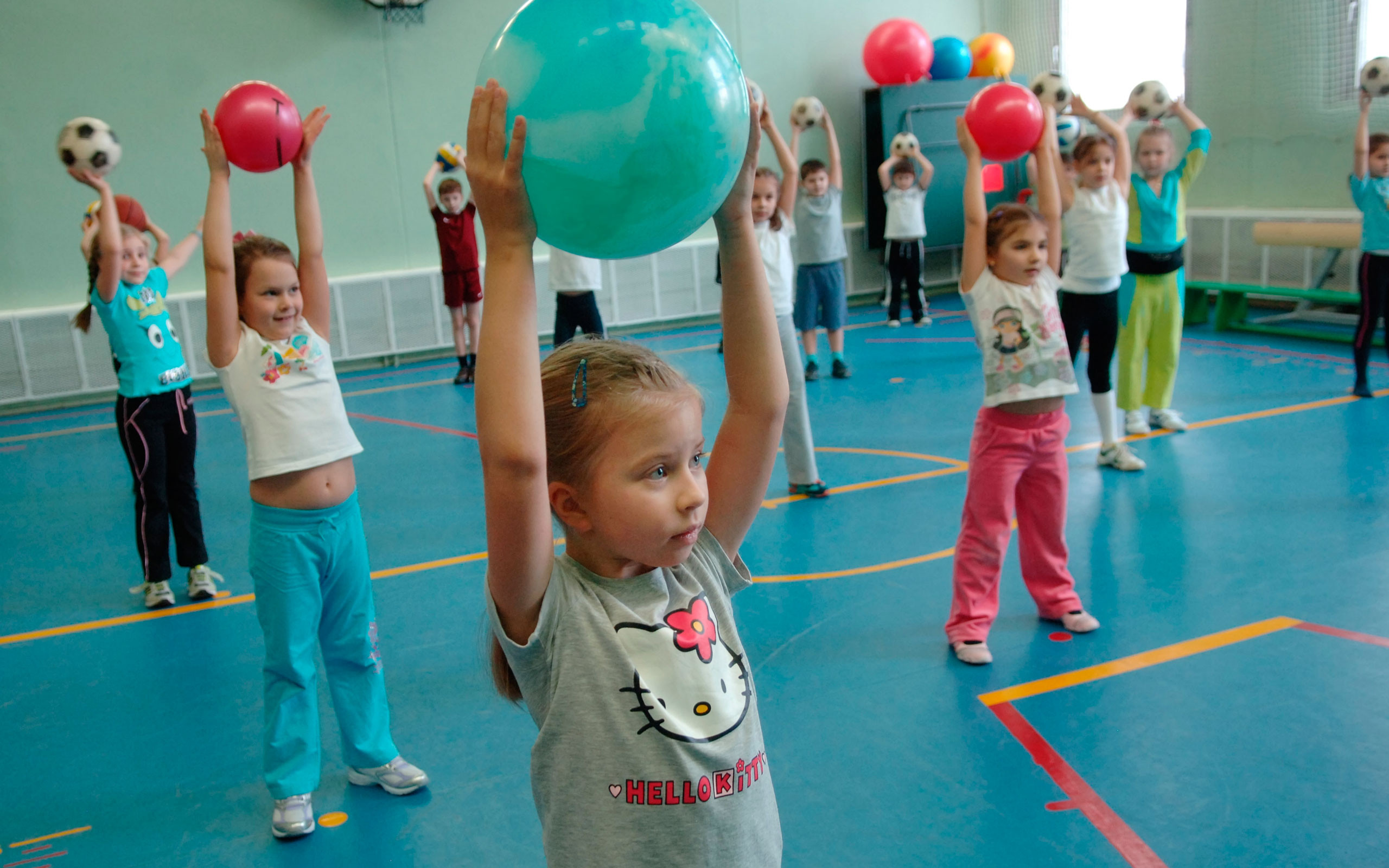 Дети спорт физкультура. Дети занимаются спортом кв Шкле. Физическое воспитание детей. Физкультура в детском саду. Мячи для физкультуры в детском саду.