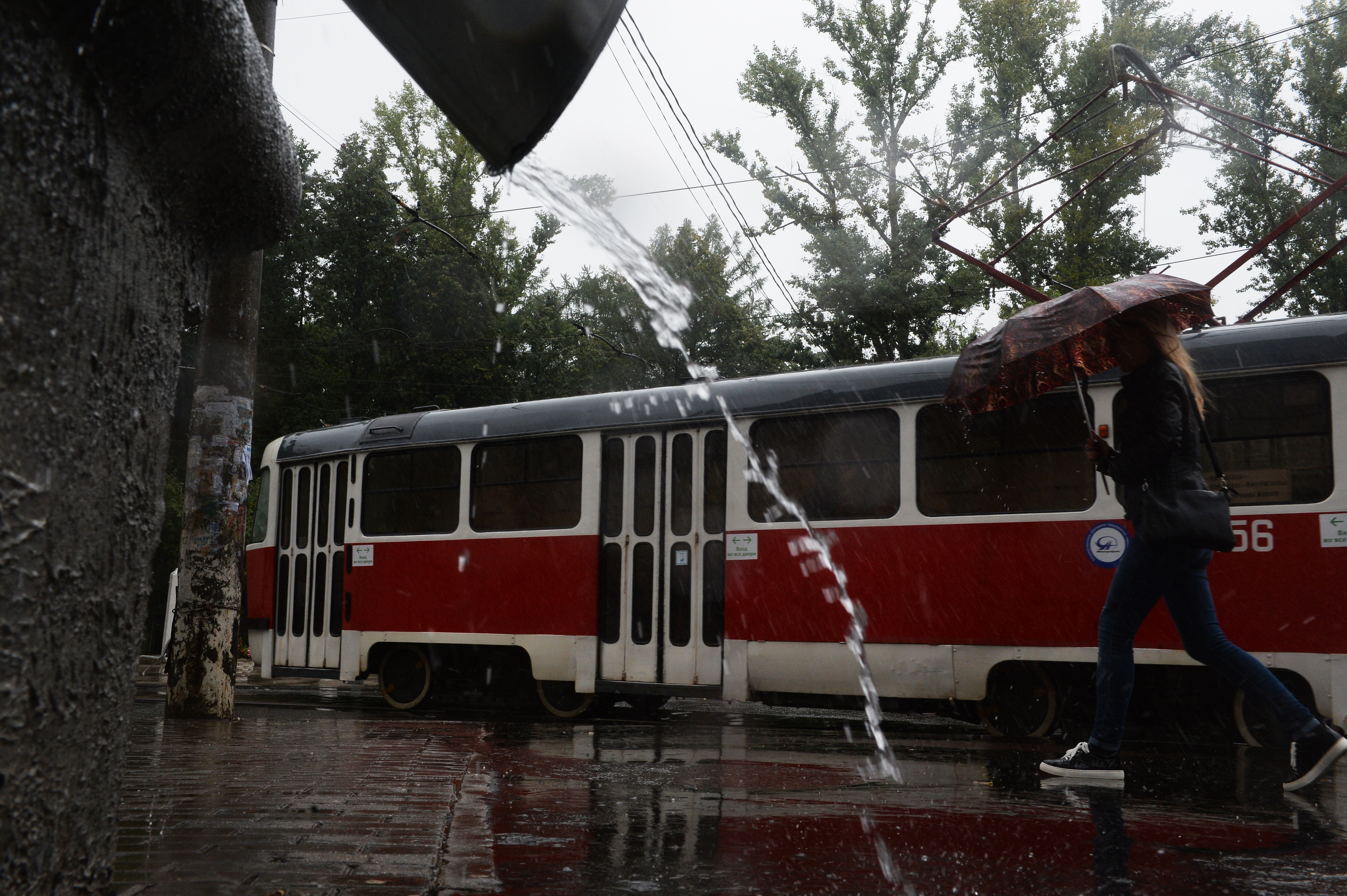Обстрел трамвая. Трамвай Украина. Трамвай перегородил дорогу. Ледяной дождь в Москве 2022.