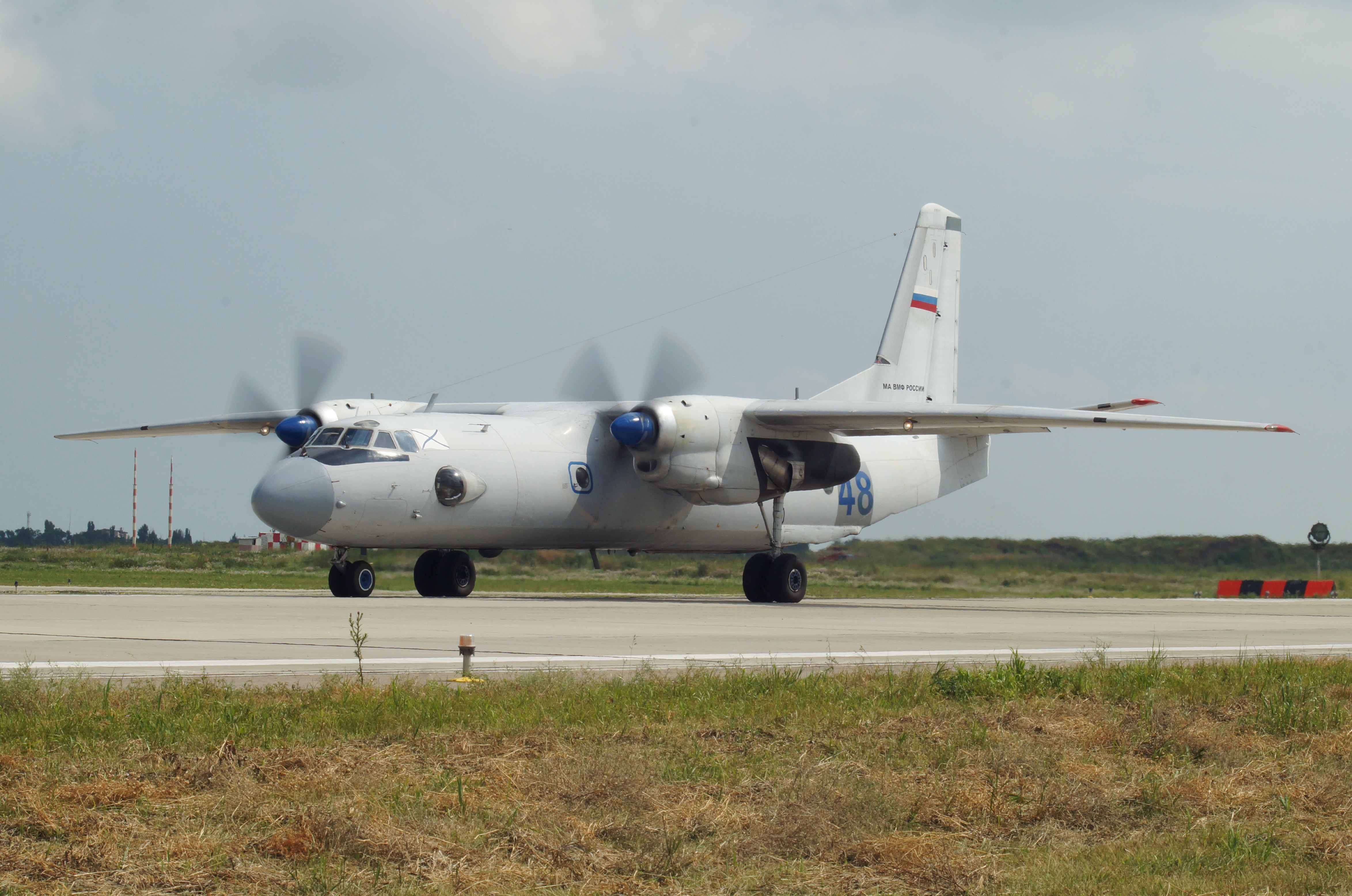 Транспортный ан. АН-26 транспортный самолёт. Военный транспортный самолет АН-26. АН-26 военно-транспортный самолёт военно-транспортные самолёты. АН-26 на аэродроме.