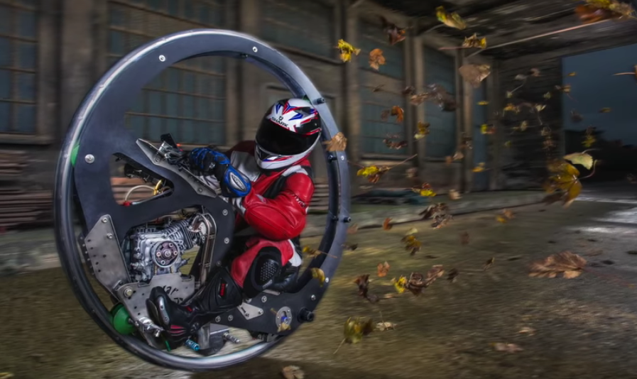 Кадр из видео Fastest monowheel motorcycle - Meet the Record Breakers. Скриншот: &copy; Life