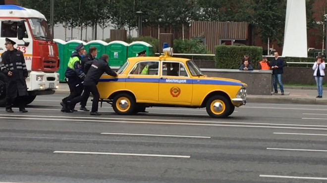 Полицейский ретро-кар устроил пробку на параде техники в Москве
