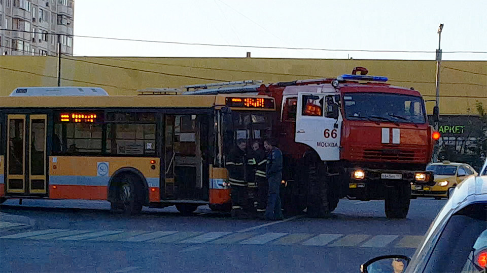 Машина врезалась в автобус