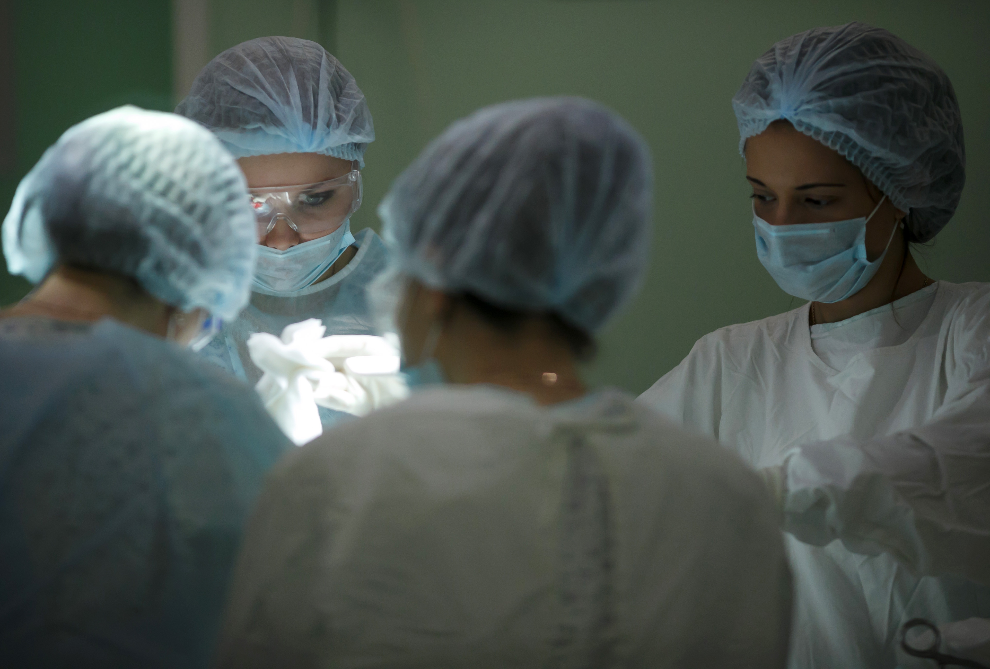 Искусственно расширенный. Материнская смертность картинки. Женщина кардиохирург в Узбекистане. Женщина кардиохирург в России. Материнская смертность в больнице картинка.