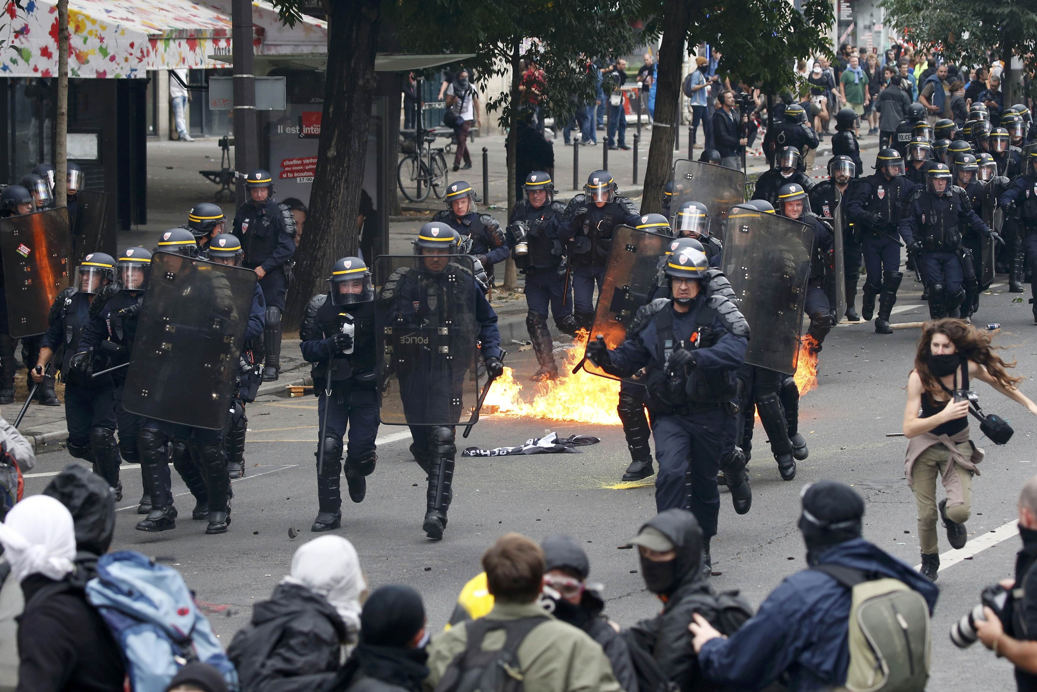 Митинг беспорядки. Протесты во Франции 2016. Массовые беспорядки во Франции. Во Франции разгоняют протестующих. Массавое беспорядки во Франции.