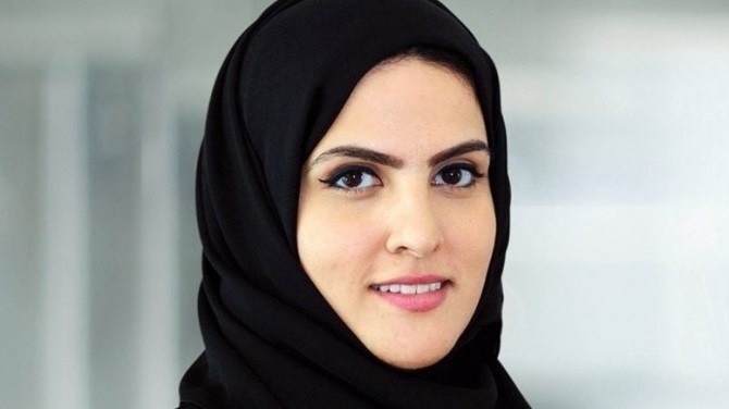 Иранская арабская красавица выставляет напоказ свое горячее тело в чувственном видео