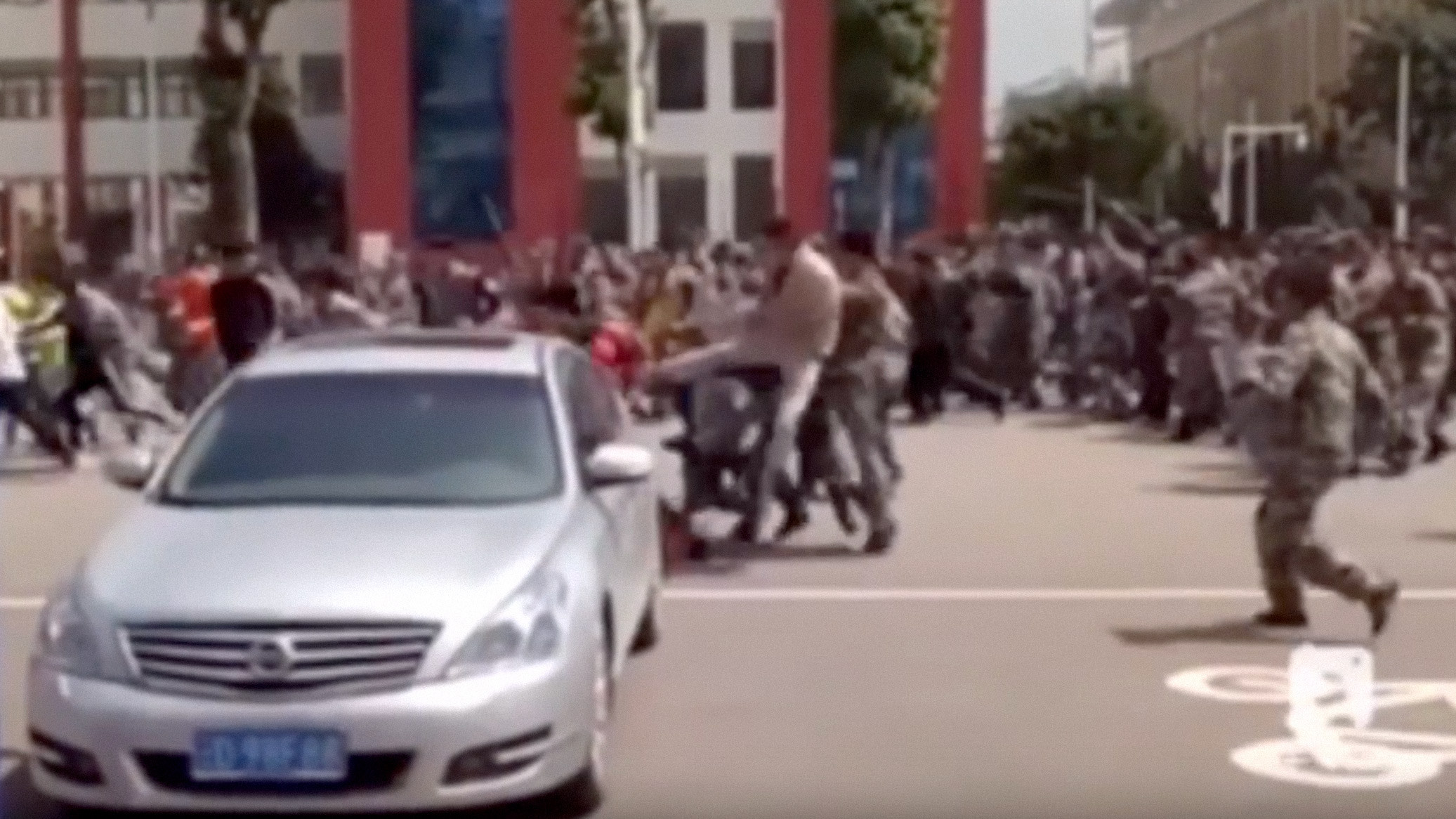 Кадр видео&nbsp;Massive school brawl breaks out in southwest China with over 100 students involved. Скриншот &copy; L!FE
