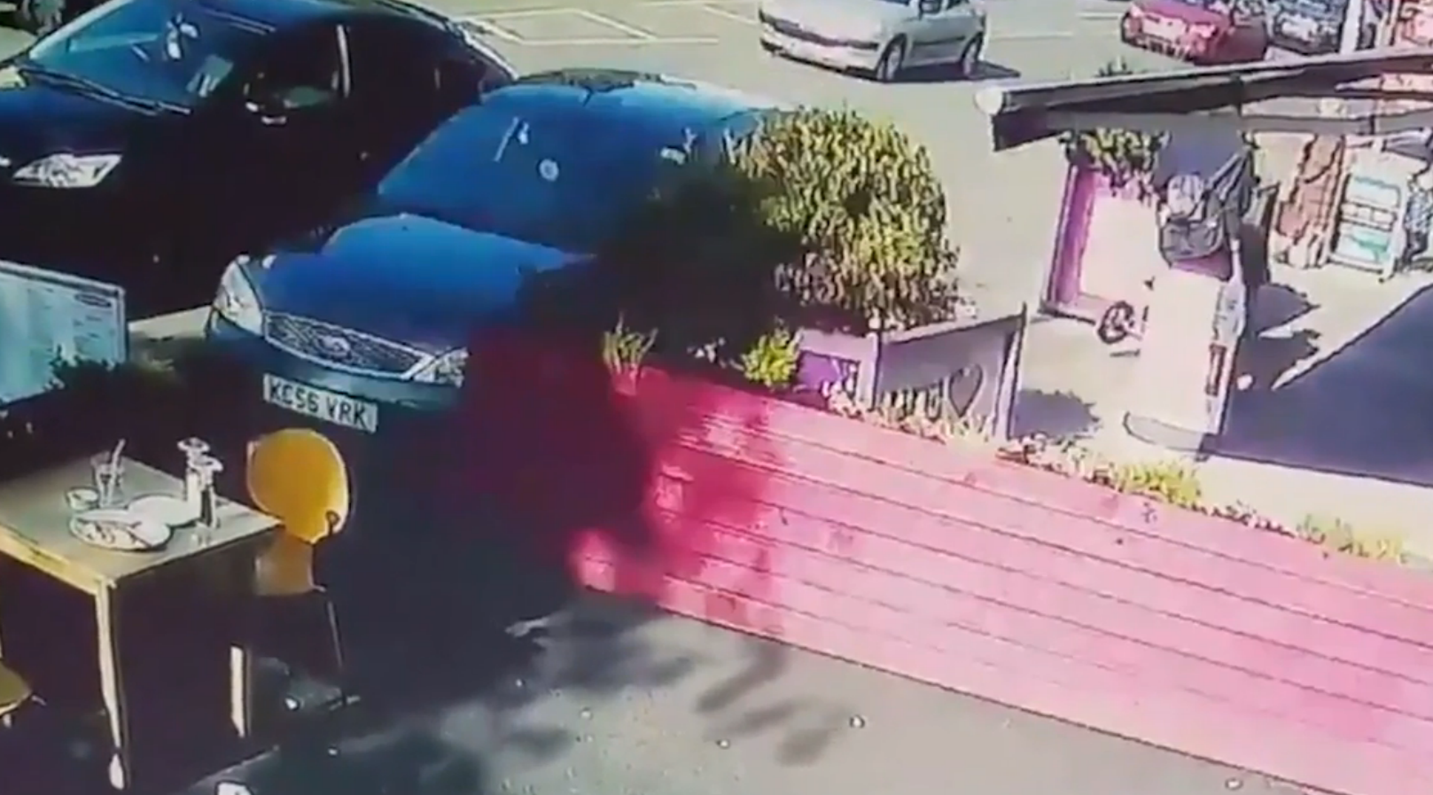 Кадр из видео Dad pushes baby away from out of control car. Скриншот: &copy; Life