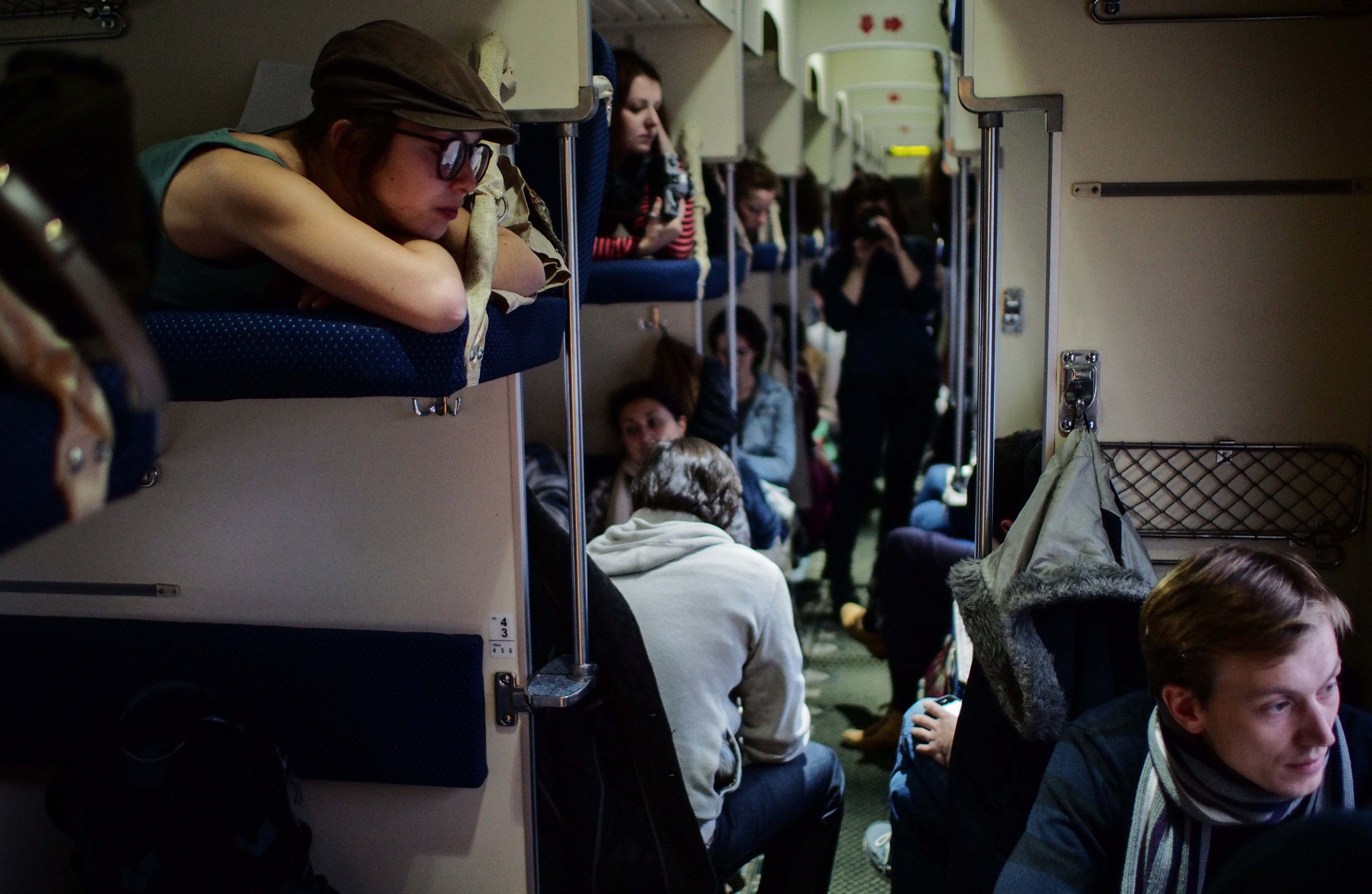 Развлечения в поезде. Пассажиры в поезде. Пассажиры в вагоне поезда. Поезд внутри с людьми. Пассажиры в вагоне.