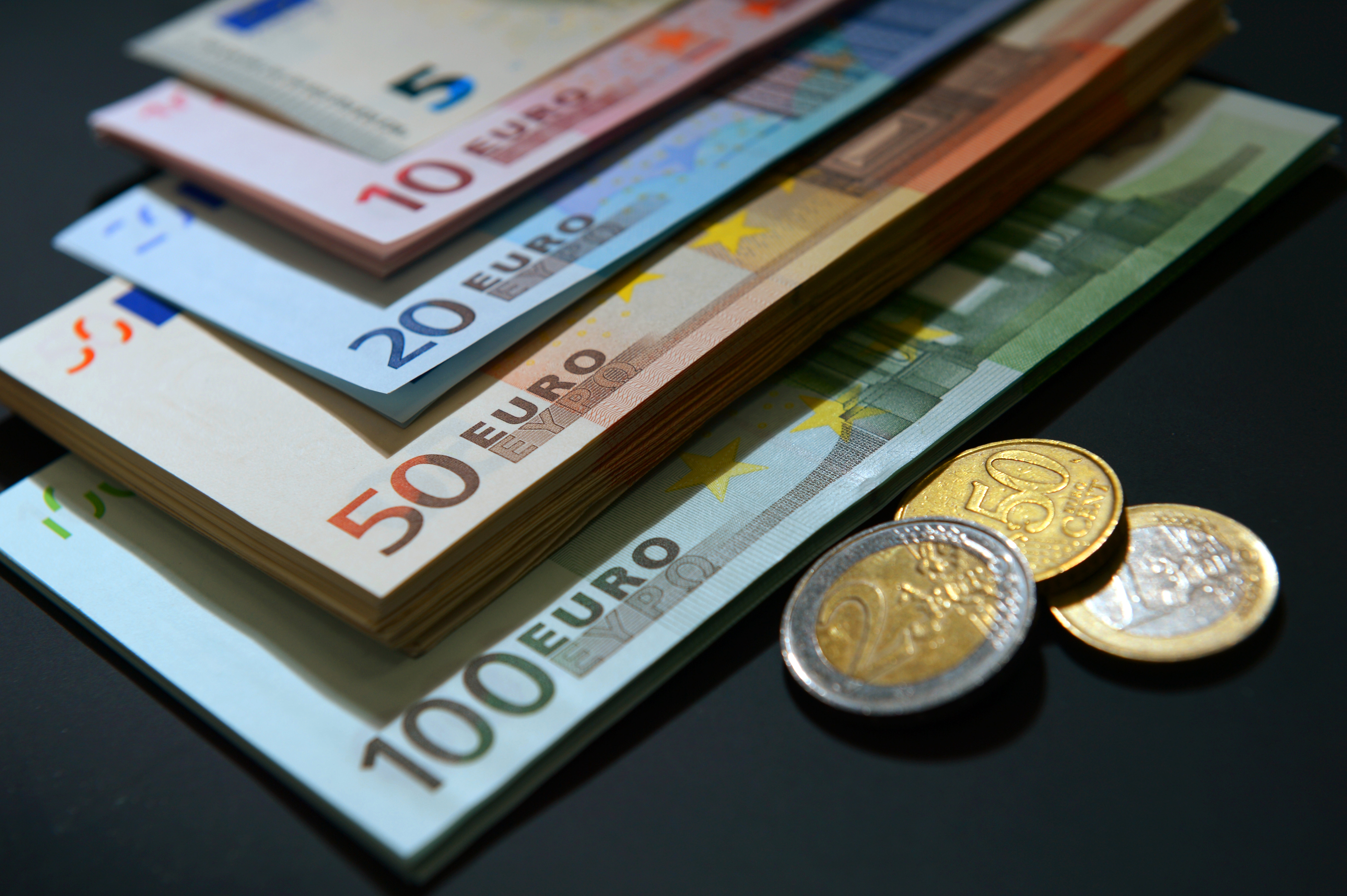 Иностранная валюта евро. Евро валюта. Евро фото. Валюта фото. Экономика Франции деньги.