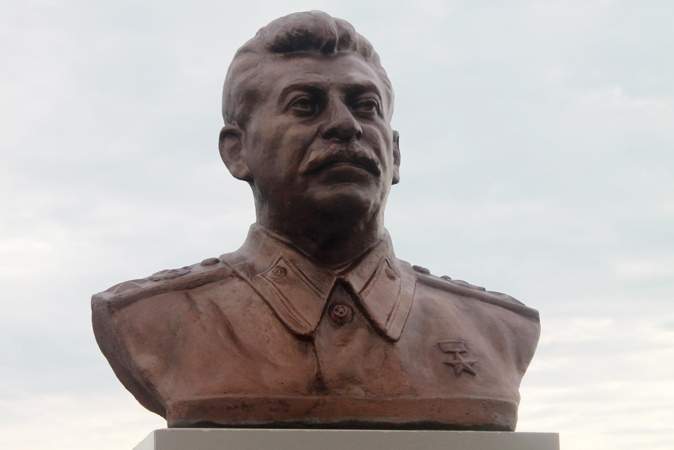 Фото: &copy;&nbsp;vk.com/Бюсту Сталина в Сургуте быть!