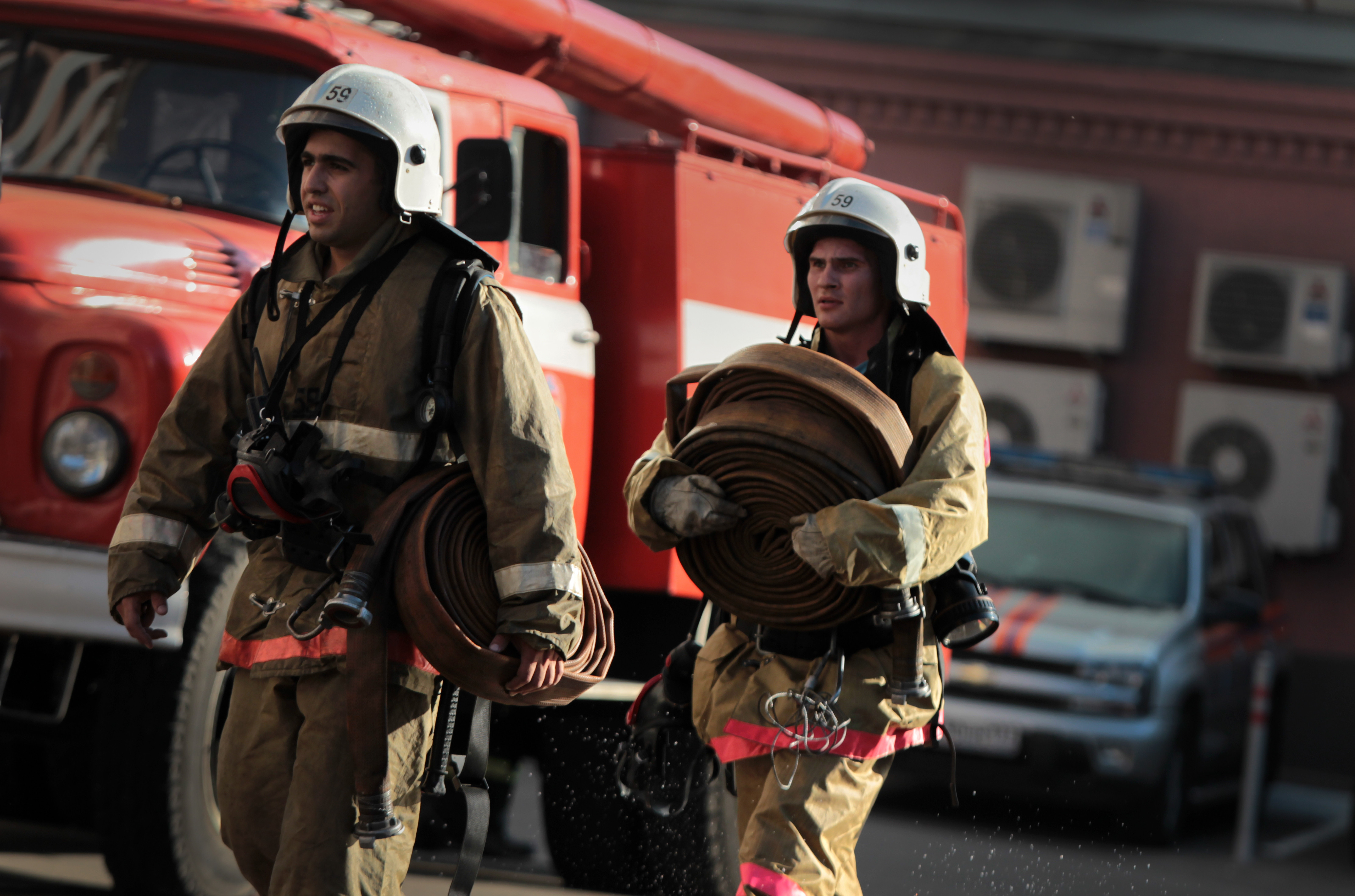 Что едят пожарники. Пожарные России. Пожарный человек. Пожарные и спасатели. Фотографии пожарных.