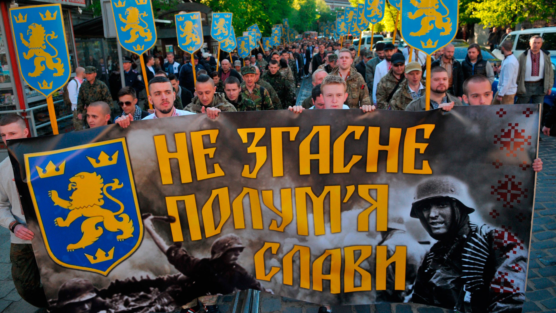 Участники марша в честь годовщины создания дивизии СС "Галичина" во Львове&nbsp;28 апреля 2016 года.&nbsp;Фото: &copy; РИА Новости/Стрингер