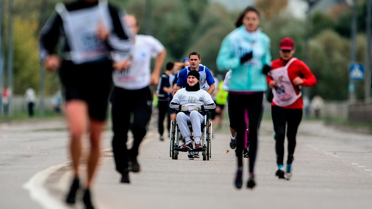 Активная жизнь инвалидов. Спорт для инвалидов. Инвалид и здоровый человек. Люди с ограниченными возможностями. Дети инвалиды в спорте.