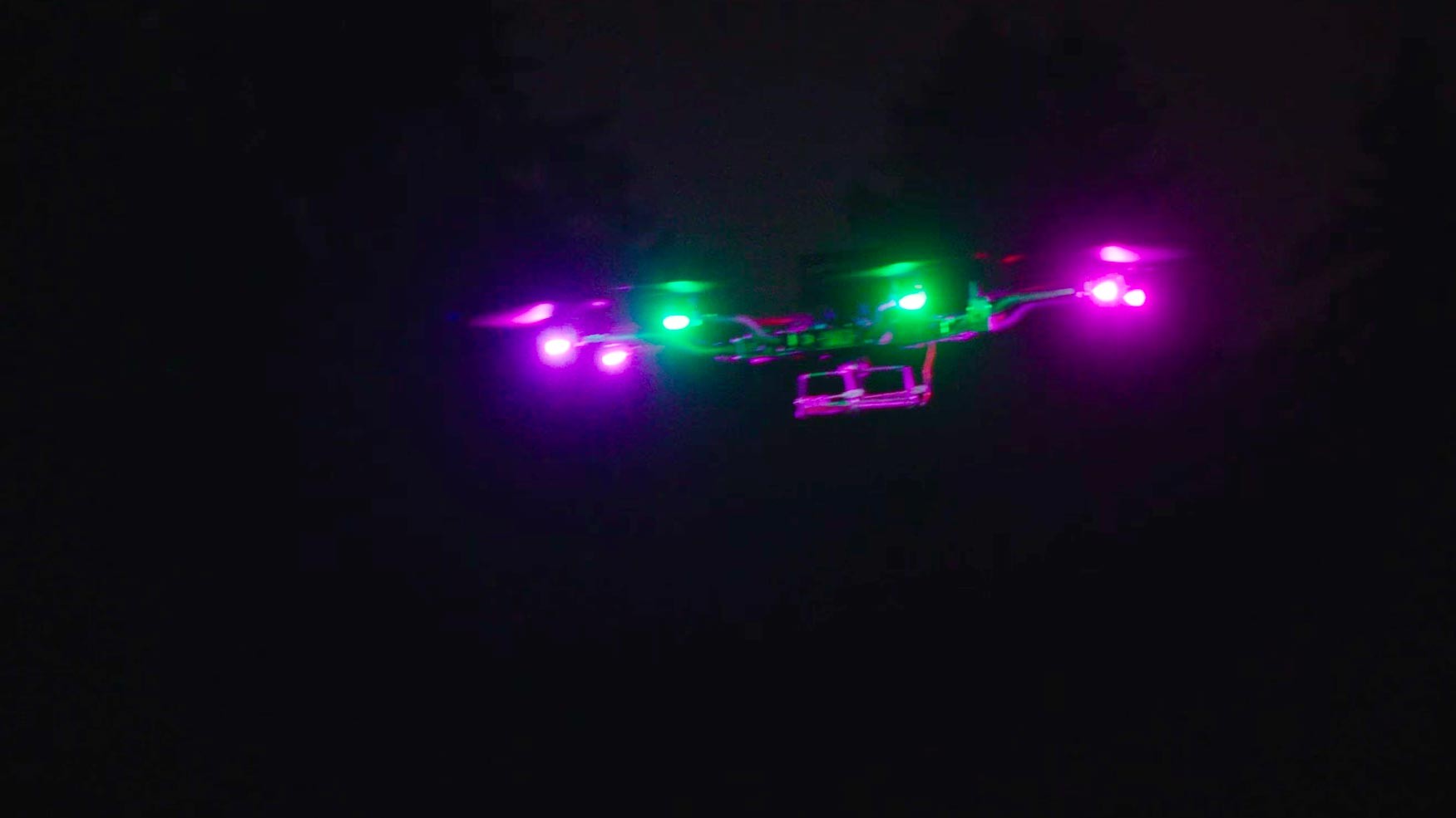 Кадр видео &ldquo;1000W LED on a DRONE - RCTESTFLIGHT&rdquo;. Скриншот &copy; L!FE