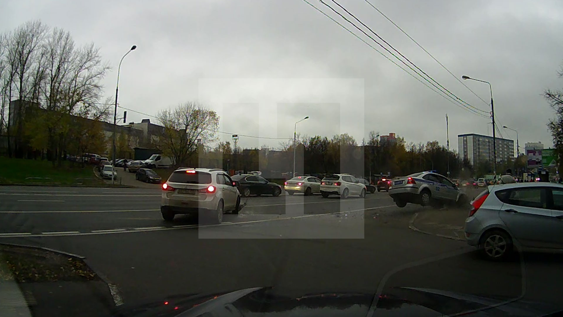 Авария с участием полицейского авто в Москве попала на камеру видеорегистратора