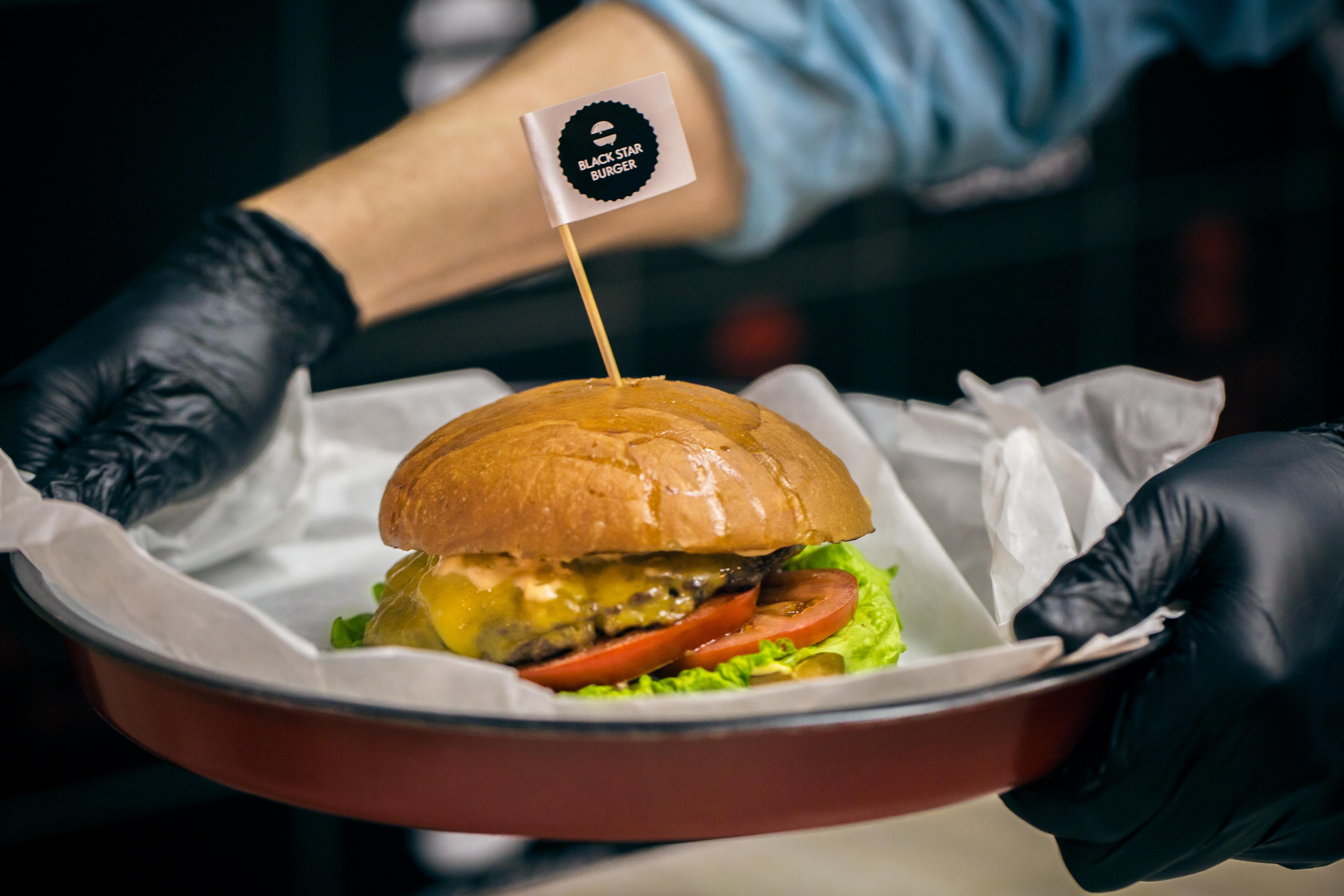 Видео: шеф-повар Black Star Burger готовит классический "бургер от...