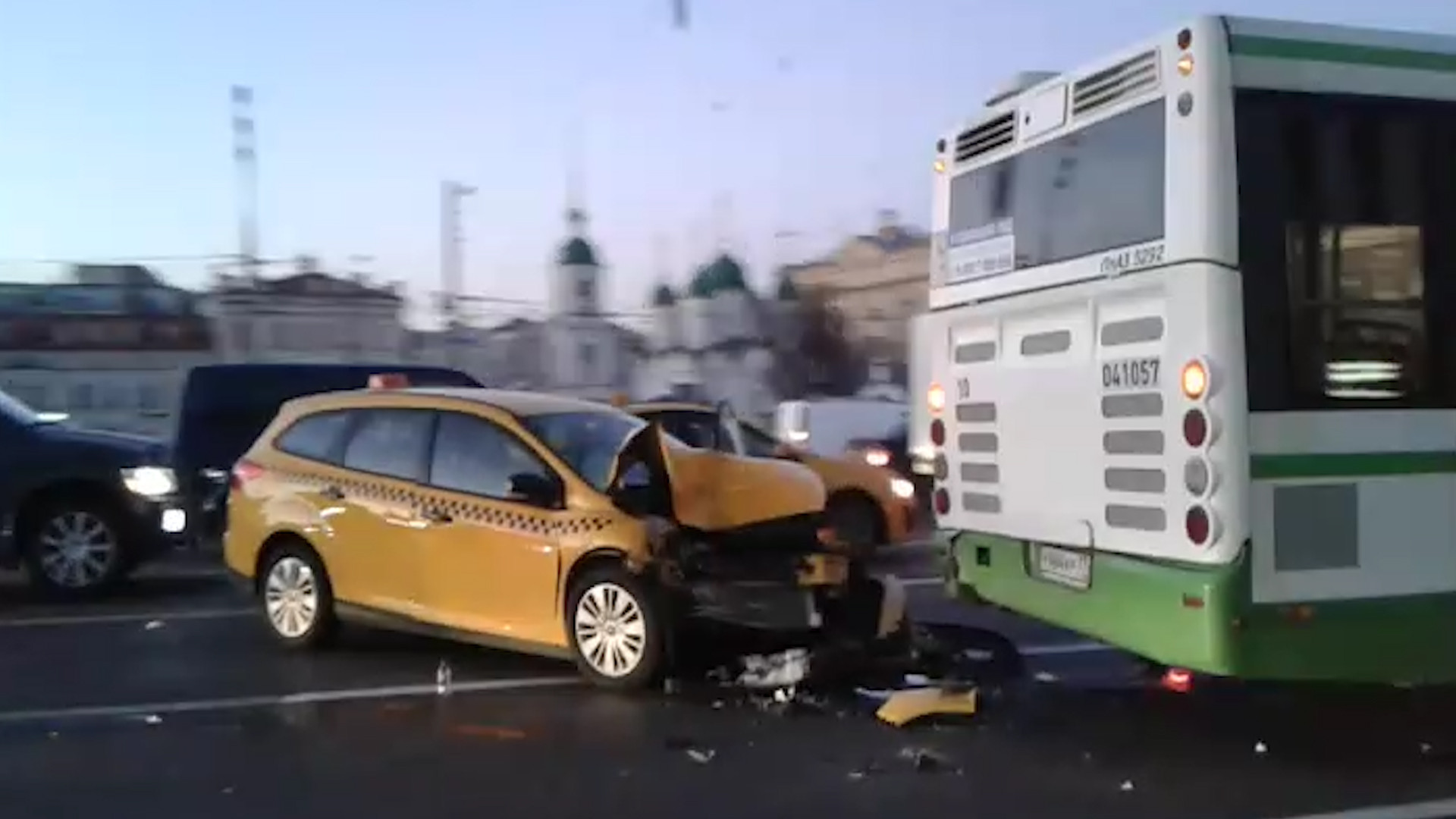 В центре Москвы столкнулись рейсовый автобус и такси