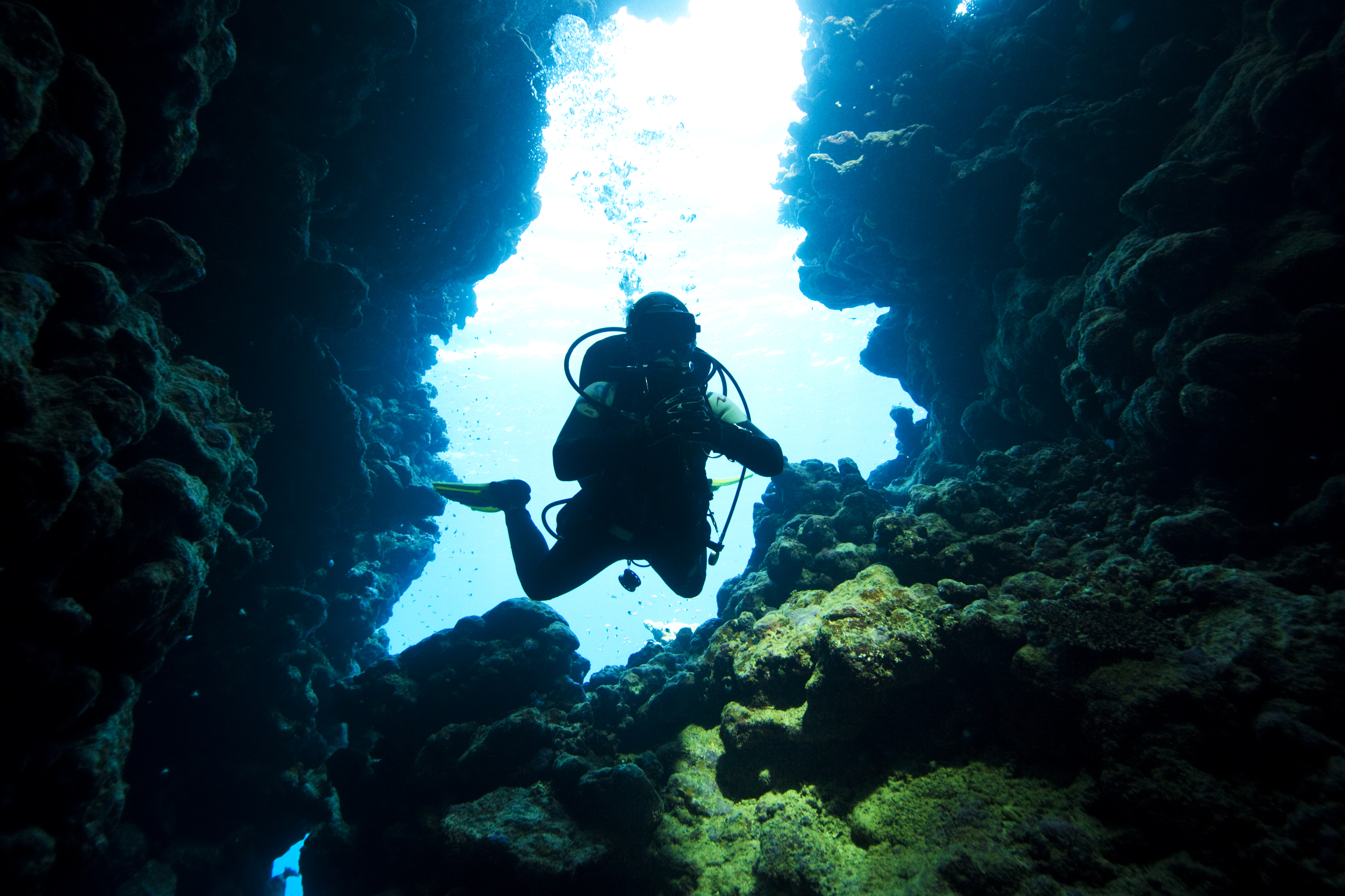 Вертикальная пещера затоплена водой можно найти уровень. Дайвинг. Аквалангист. Дайвер. Дайвинг в черном море.
