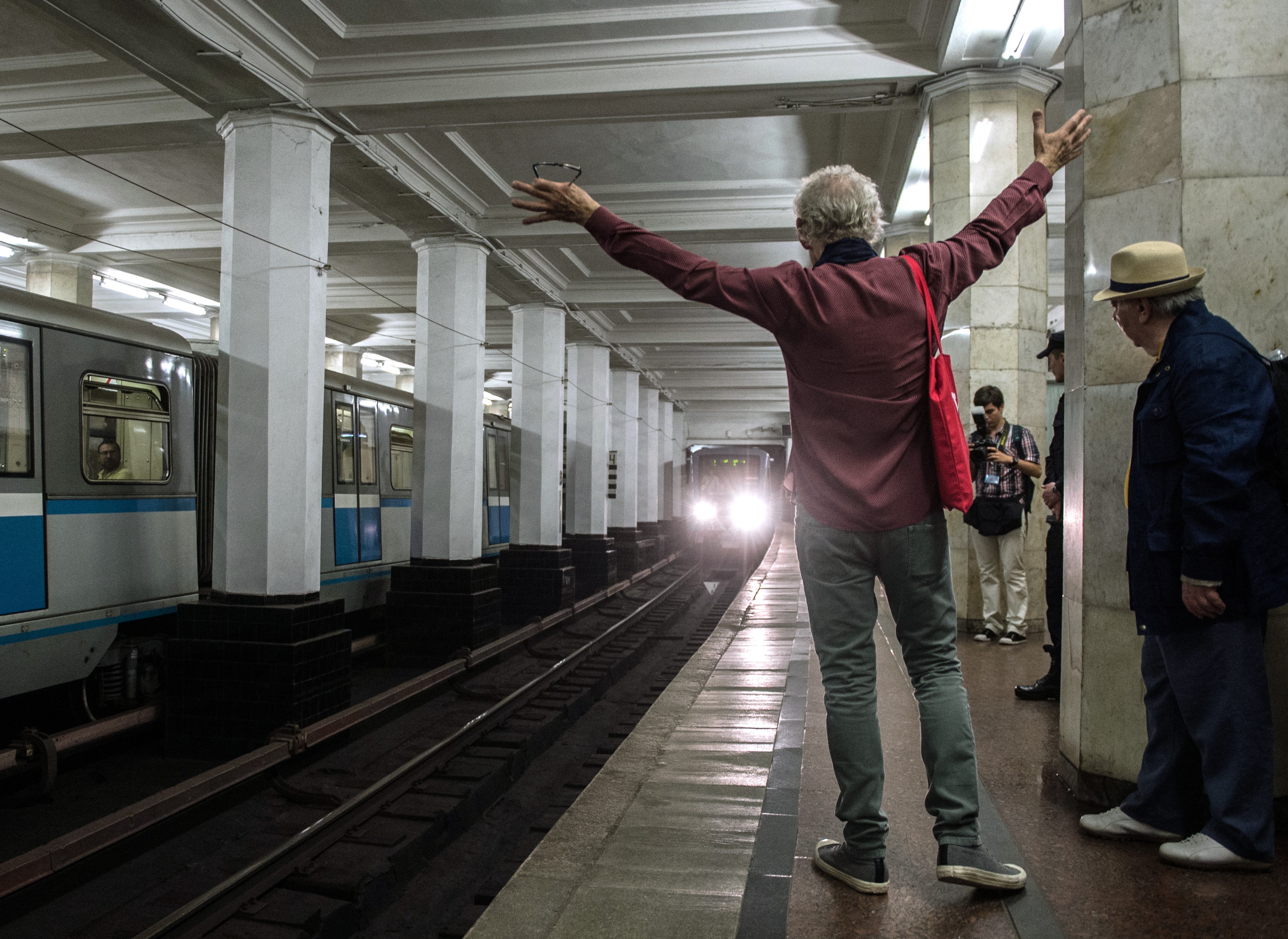 Ron visited moscow. Иэн МАККЕЛЛЕН метро. Ян метро Москвы. Йен МАККЕЛЛЕН метро Москва. Сбой на Филевской линии.