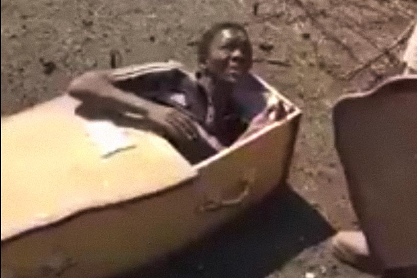 Кадр видео&nbsp;Racist white South African man forces black farm worker to sleep in coffin. Скриншот &copy; L!FE