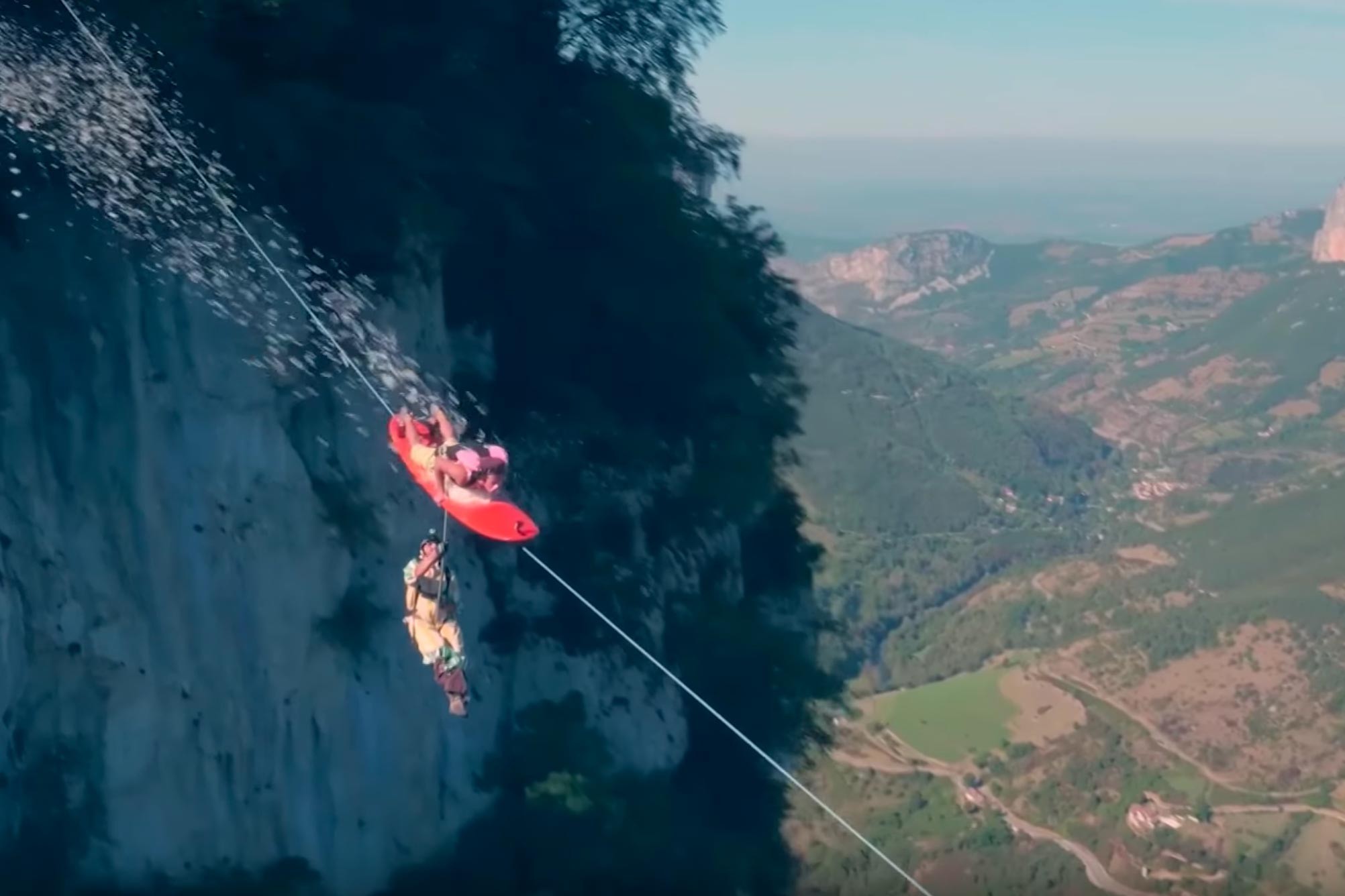 Кадр видео&nbsp;The Flying Frenchies Surf and BASE Jump From a Zipline. Скриншот &copy; L!FE