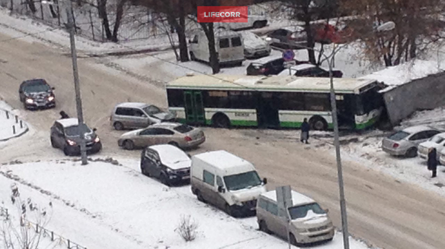 Что случилось за последние сутки в россии. Автобус врезался в бетонное. Фото БМВ авария с автобусом за городом.
