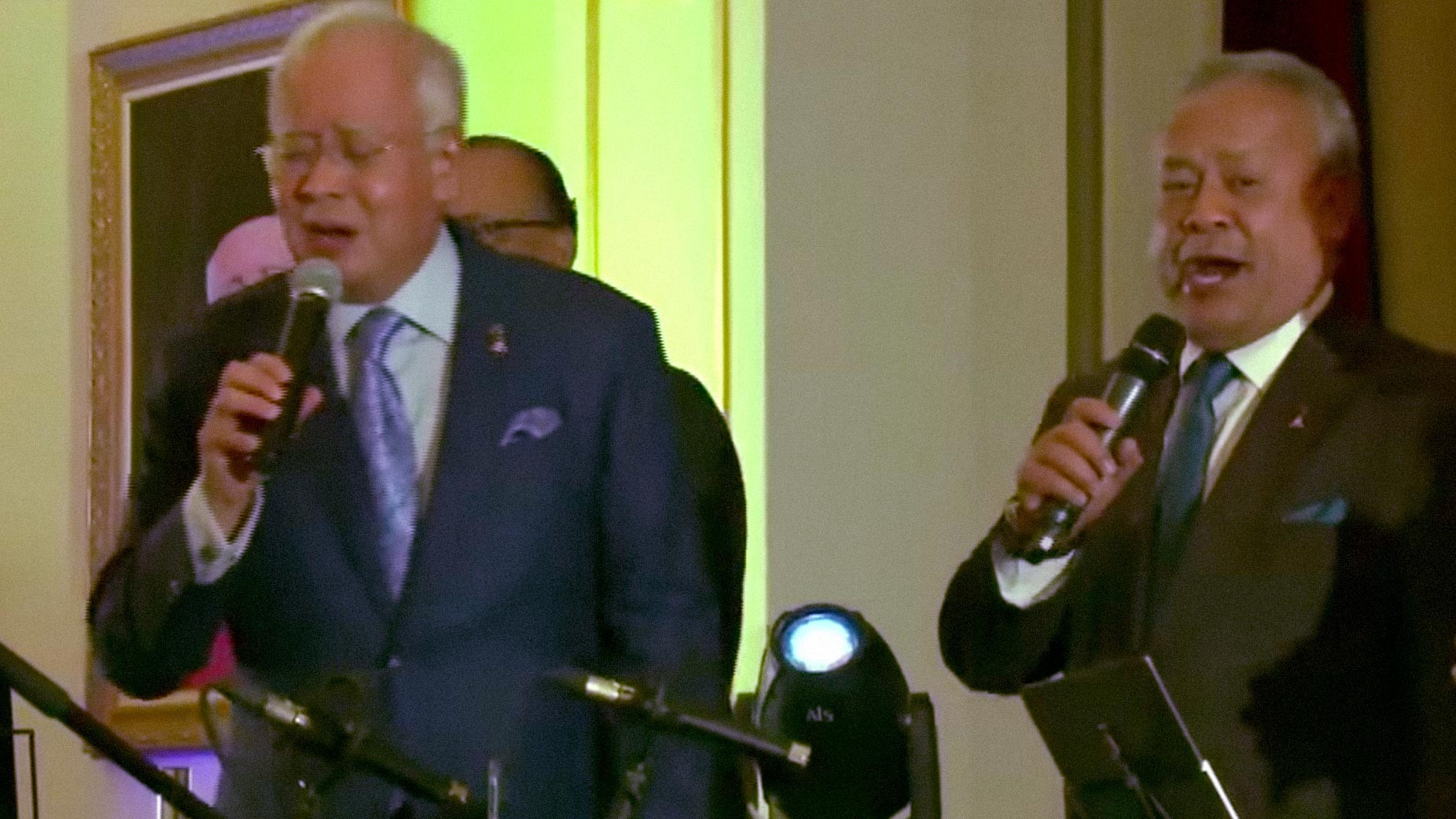 Кадр видео&nbsp;Duterte, Najib bond over singing at dinner. Скриншот &copy; L!FE