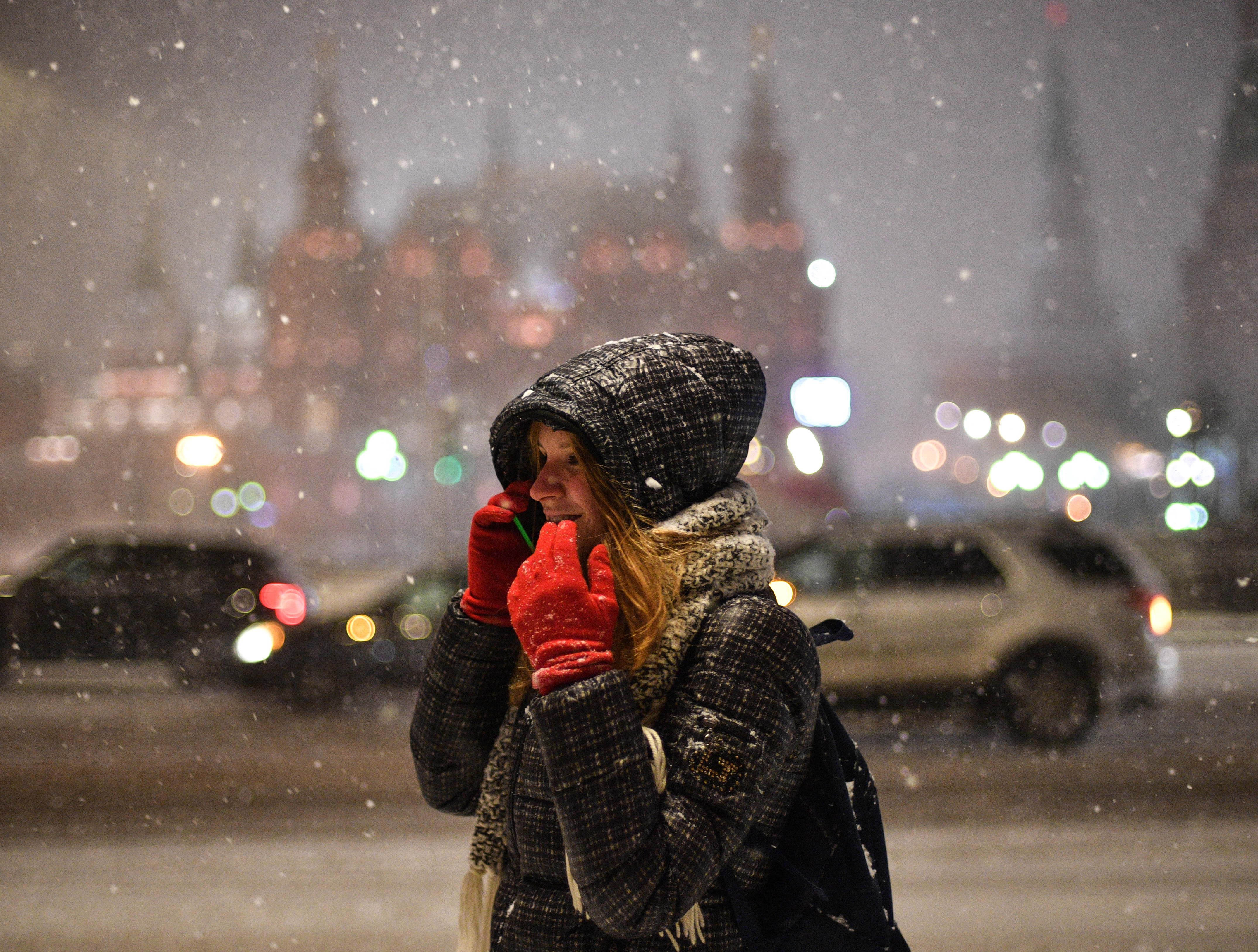 2019 году ожидается. Человек в снегопад. Безумный снегопад. Холод в Москве. Снегопад и люди картинки красивые.