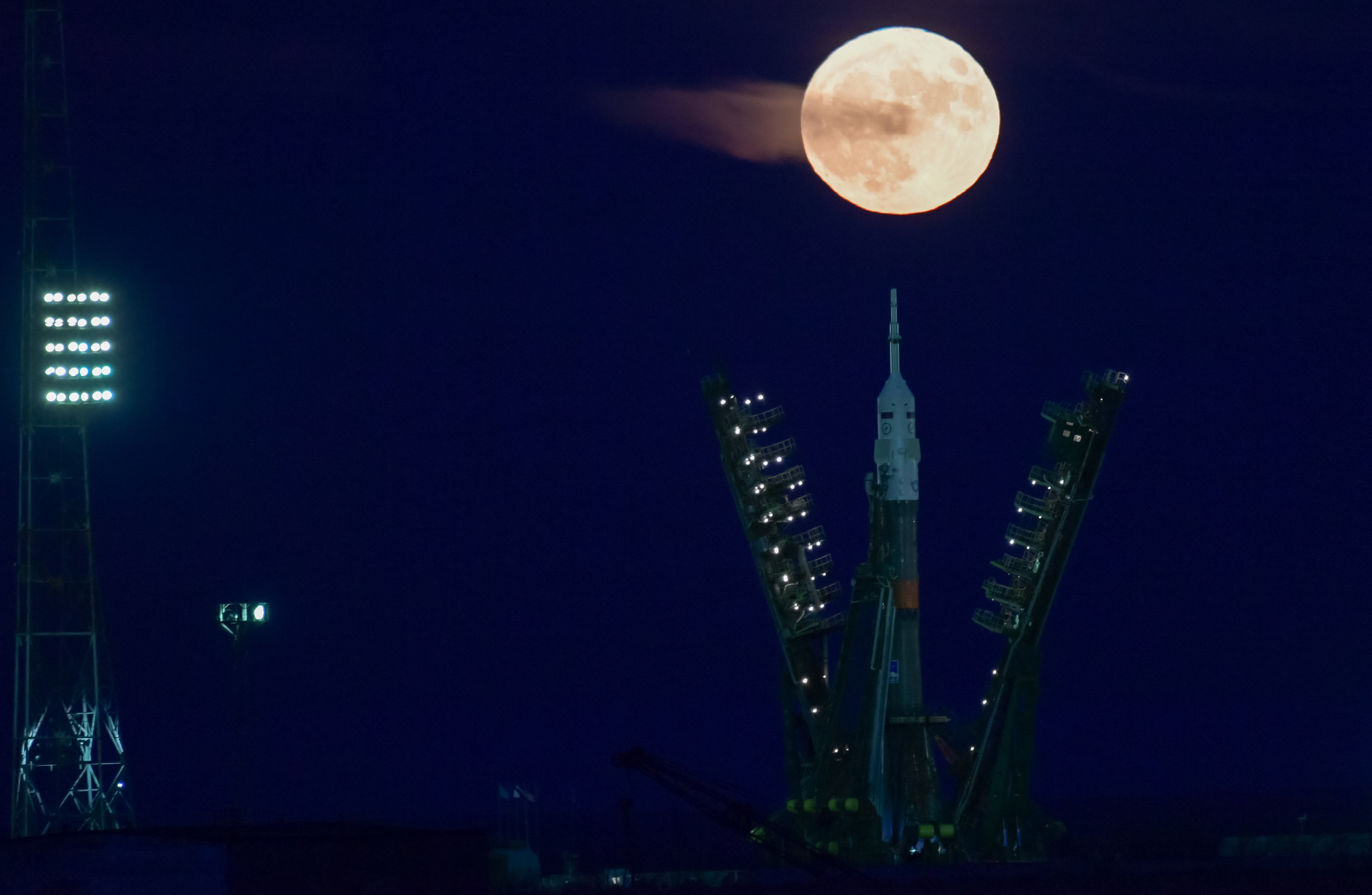 Moon russia. Луна в России. Байконур и Луна. Луна 2100 инфраструктура. Экскурсия Россия Луна.