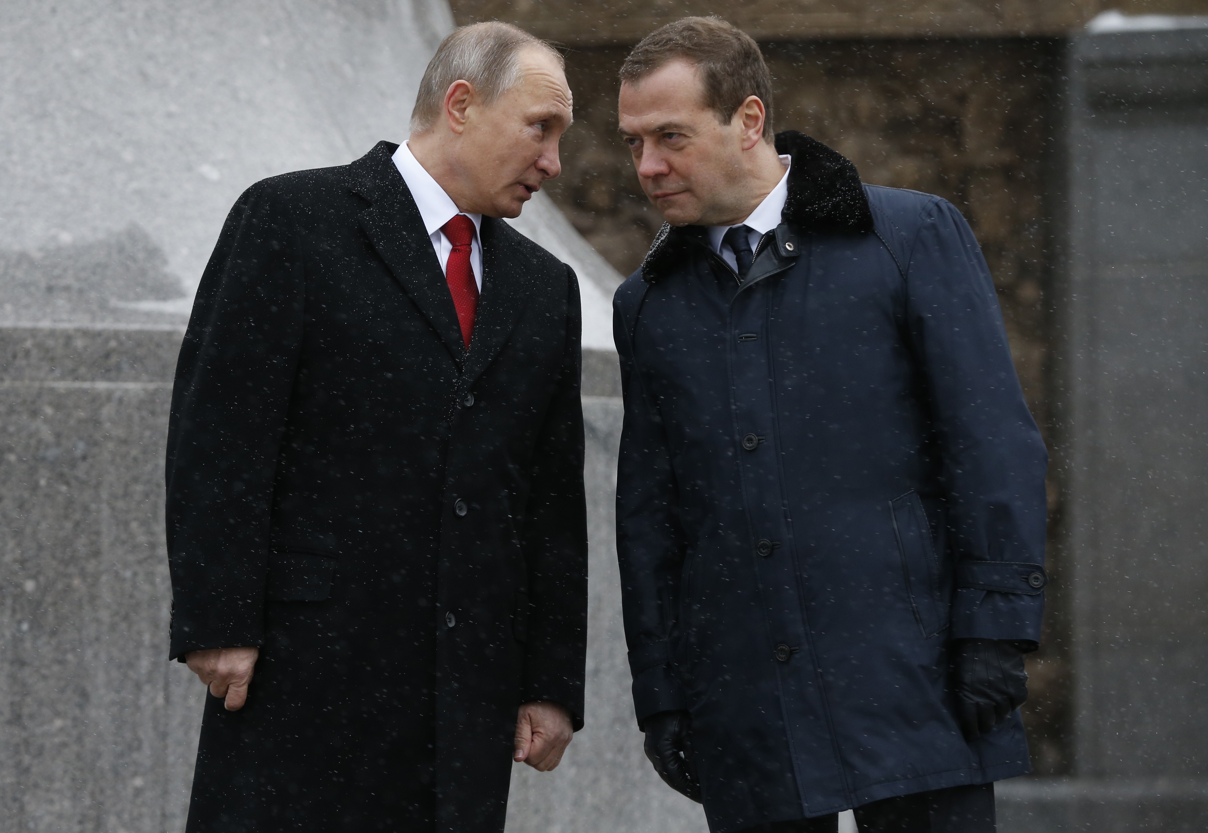 Дмитрий Медведев в пальто