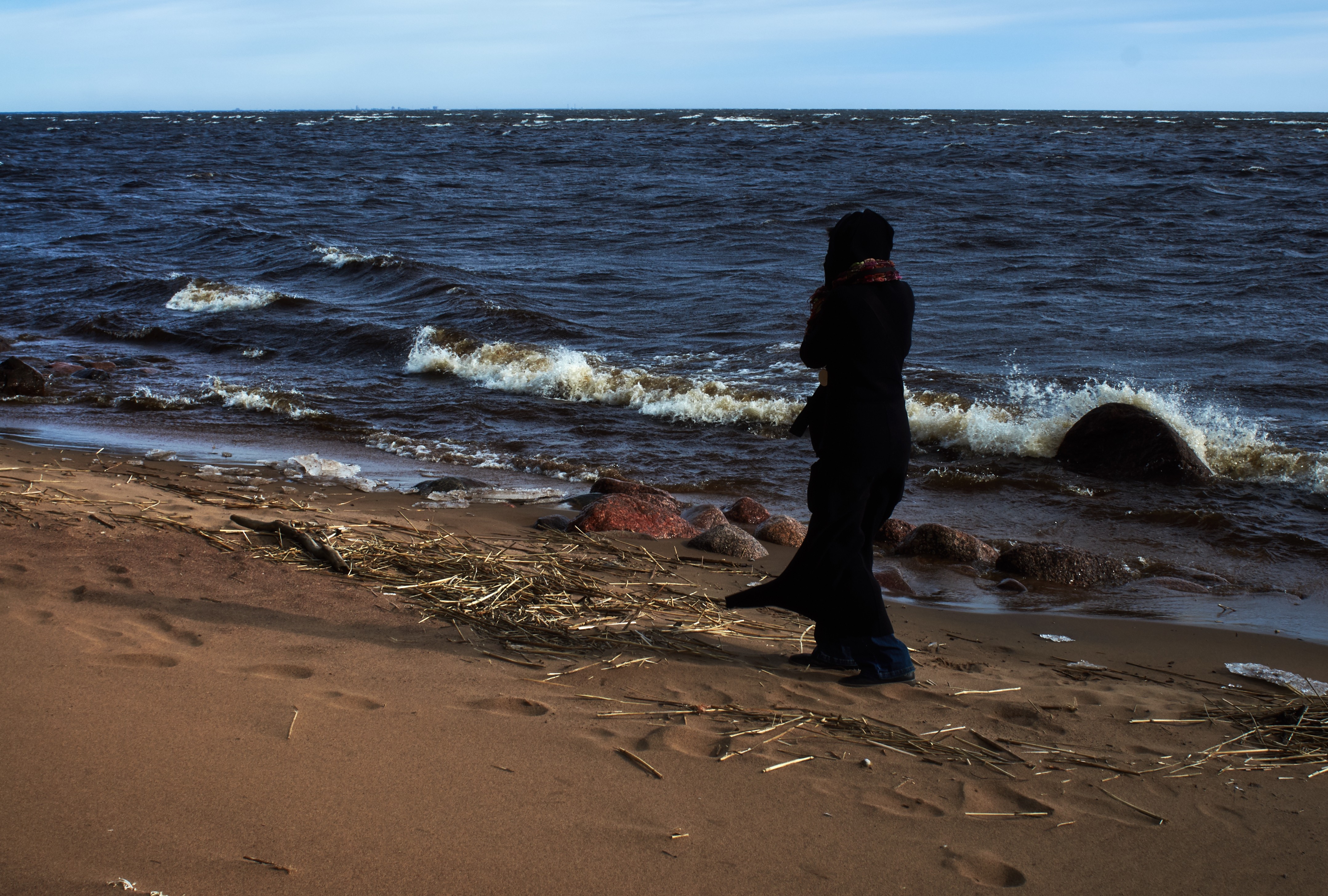 Залив стый смех. Девушка на заливе. Девушка на финском заливе. Девушка на берегу залива. Финский залив Балтийского моря.