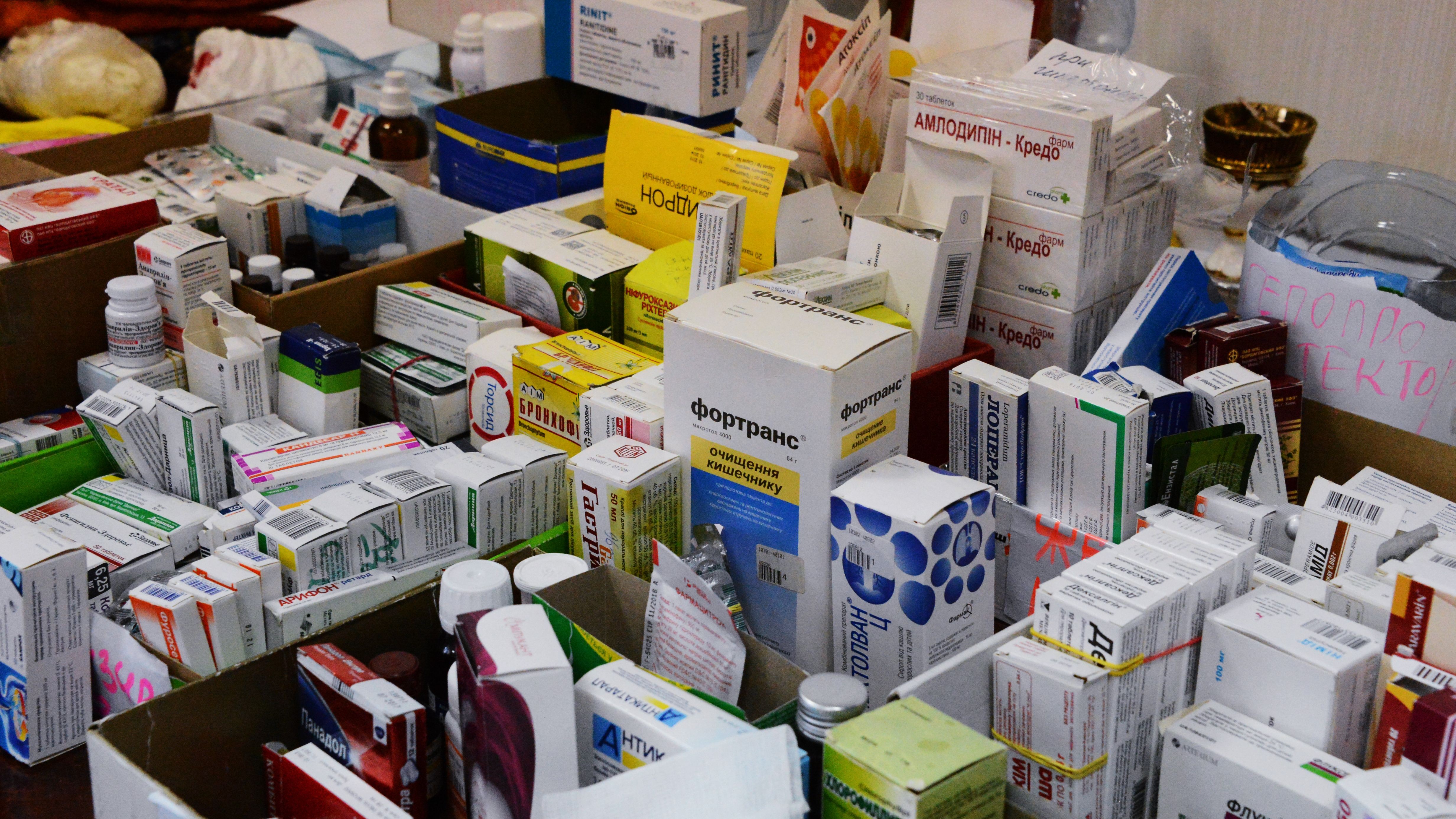 Купить лекарства в казани. Лекарства. Упаковка медикаментов на складе. Упаковка товара в аптеке. Пачка лекарств.