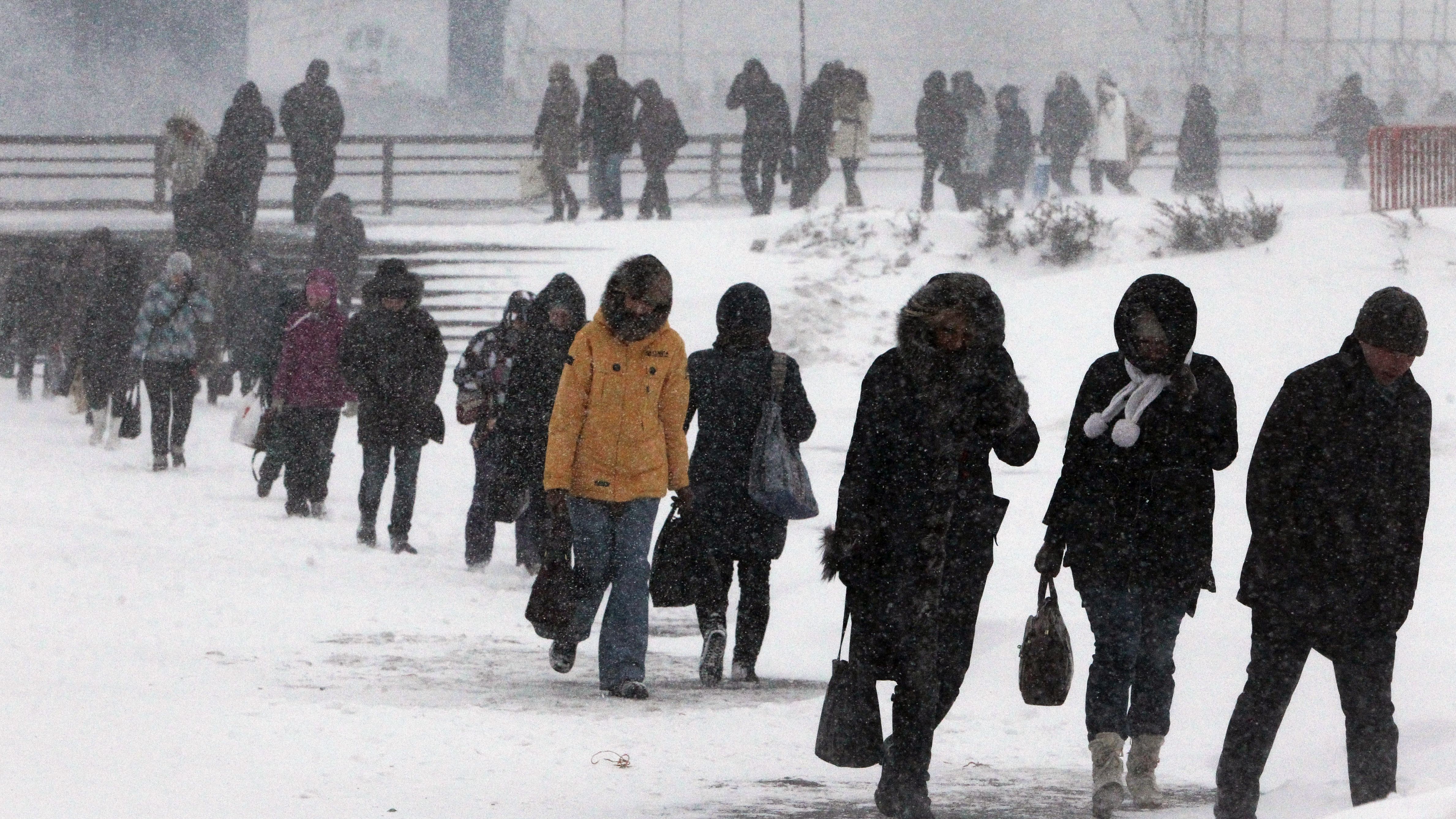 Похолодание передают. Похолодание в Москве. В Таджикистане резко похолодает. Снег и пешеходы в Таджикистане 2023 году. Ввиду ожидаемого резкого похолодания.