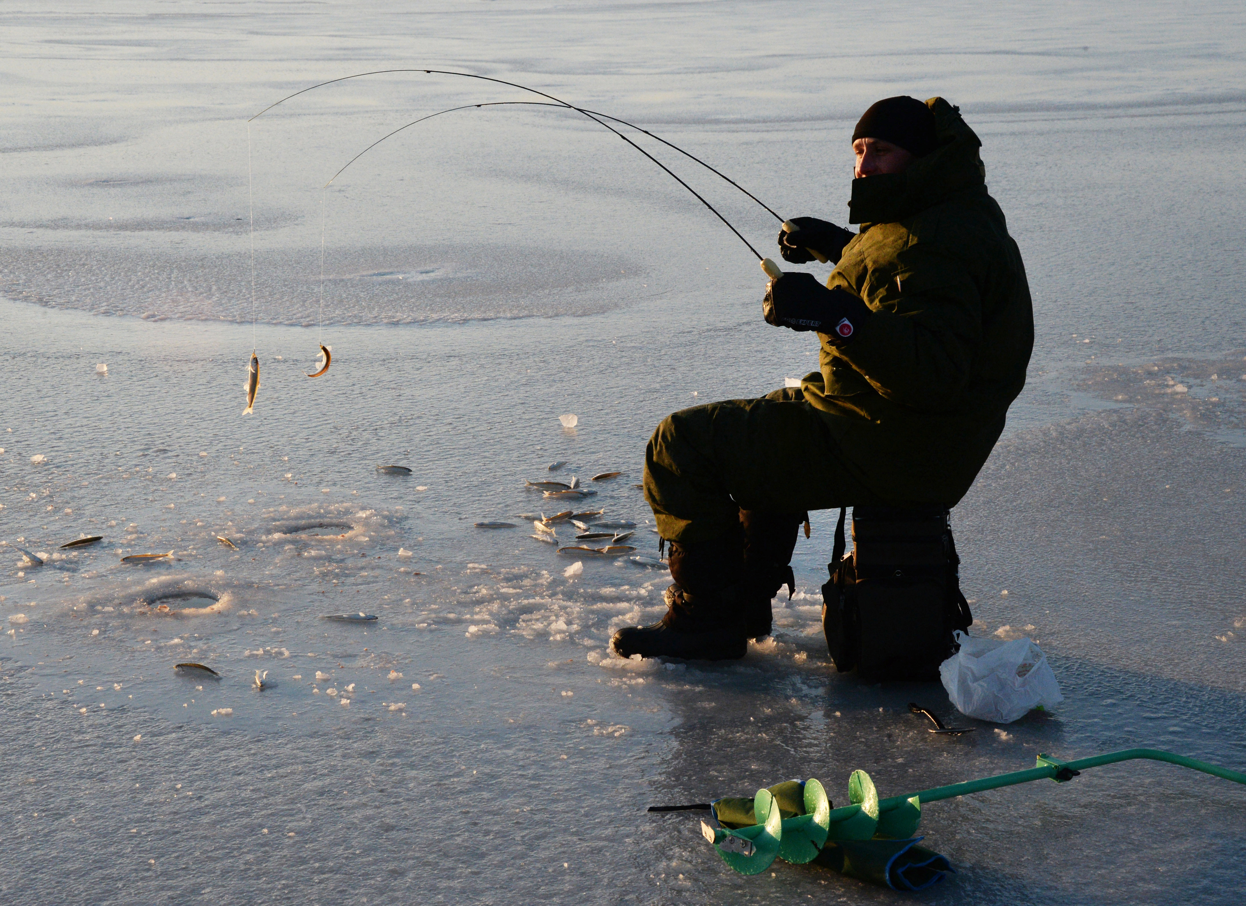 Подледный лов рыбы. Зимняя рыбалка. Зимняя рыбалка в Приморском крае. Рыбак зимой. Фотосессия зимней рыбалки.