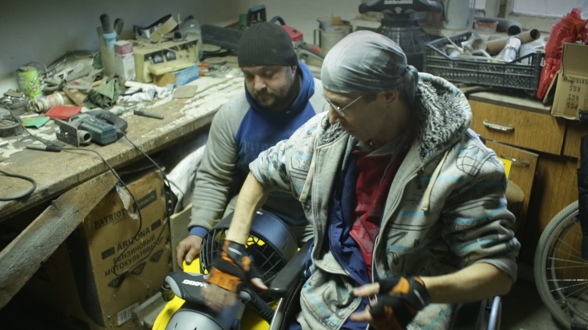 Парапутешественник-экстремал создал первую в РФ инвалидную коляску для дайвинга