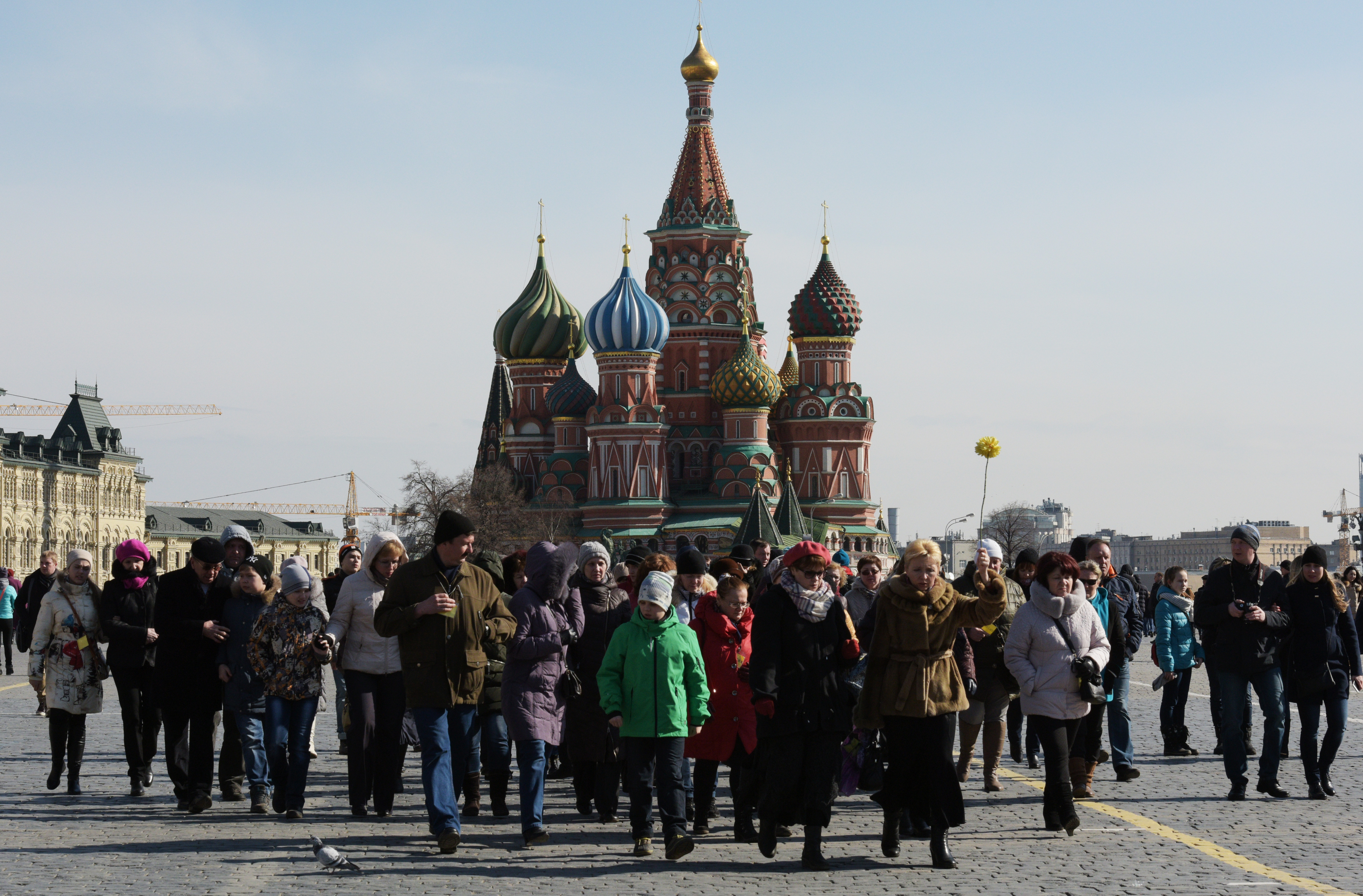 В москве проживает человек. Москва много людей. Москва красная площадь люди. Красная площадь много людей. Толпа в Москве.