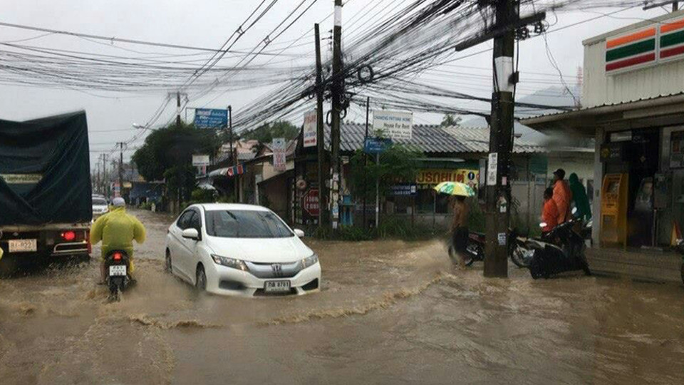 Разрушение дома. Землетрясения на кольском полуострове. Разрушение дорожного покрытия. 4. Землетрясение в турции разлом.