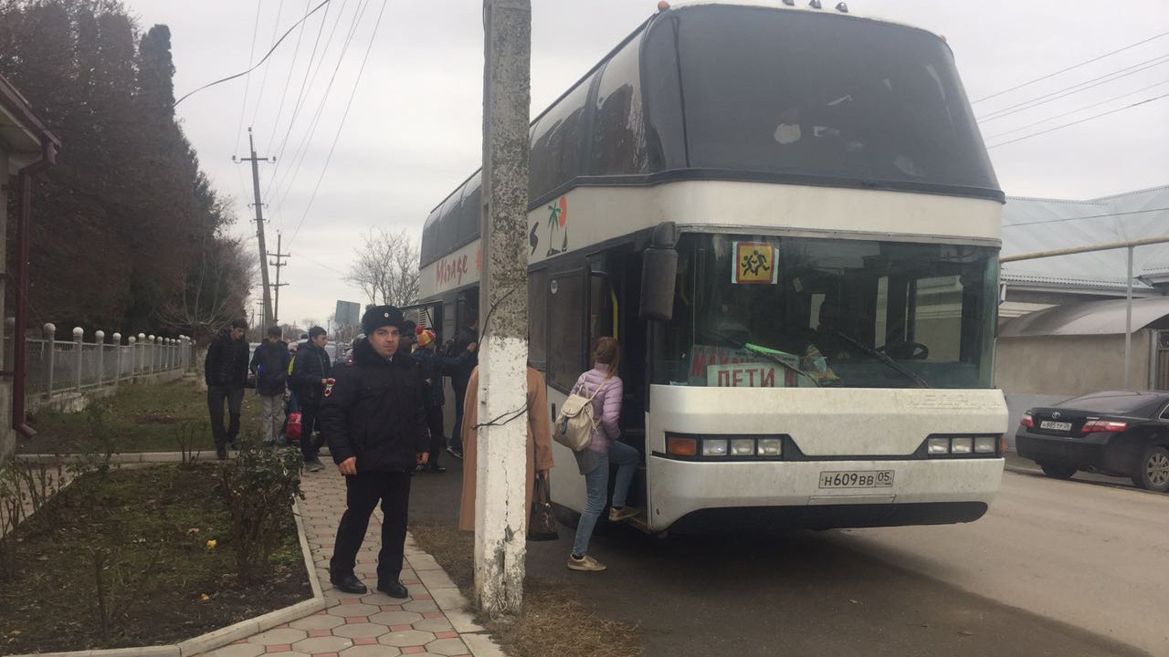 Полицейские спасли 62 ребёнка, застрявших в холод на трассе в КБР