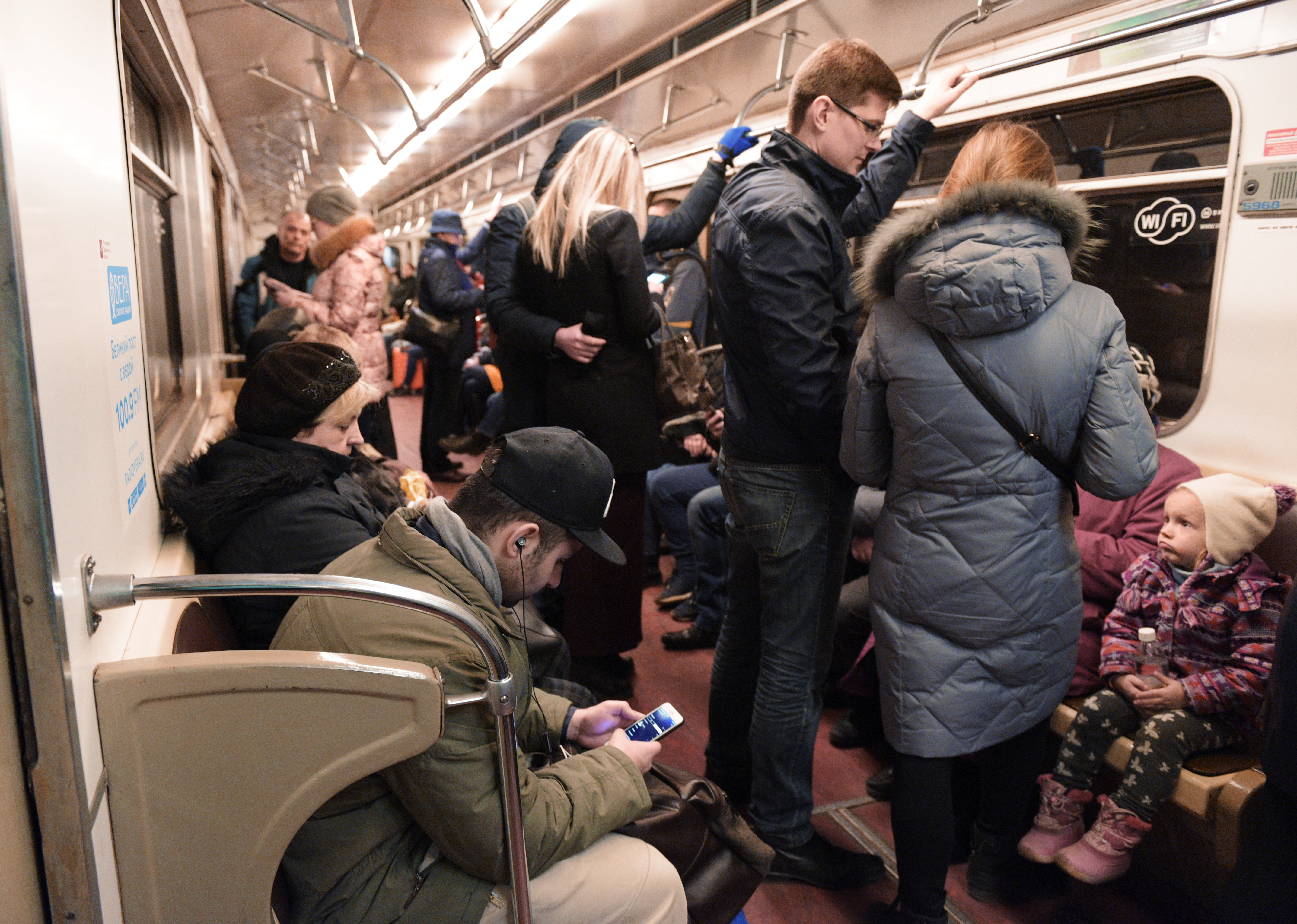 Что нашли в метро. Пассажиры Московского метро. Москвичи в метро. Карманная кража в метро.