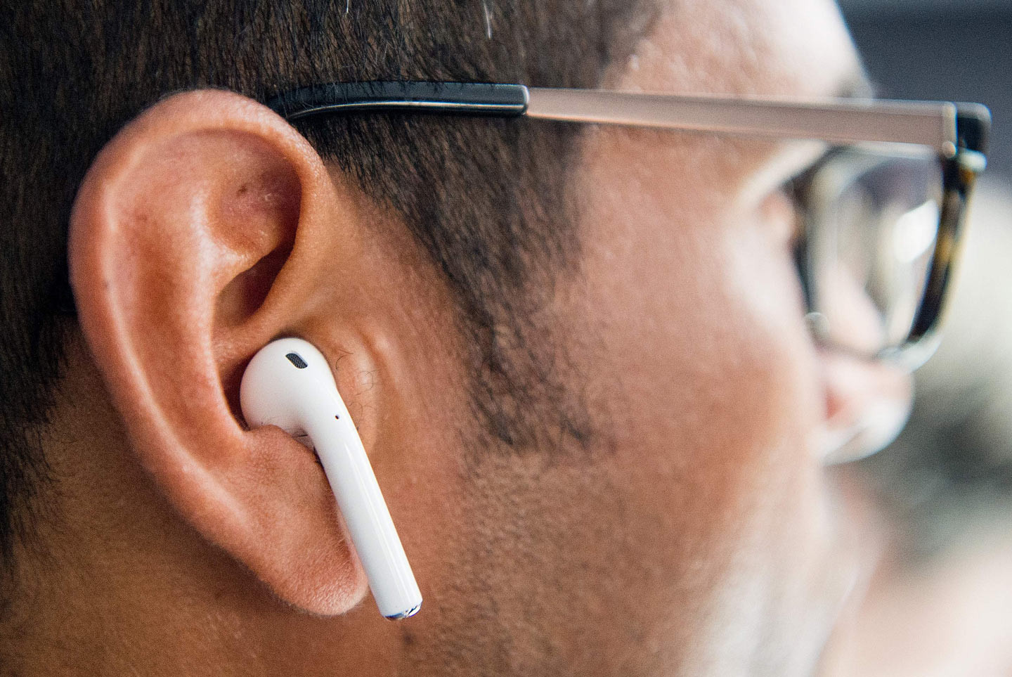 Беспроводные наушники работает только один. Наушники беспроводные Apple AIRPODS. Apple AIRPODS 2.2 В ухе. Беспроводные наушники Apple AIRPODS Pro 2. Наушники аирподс 3.